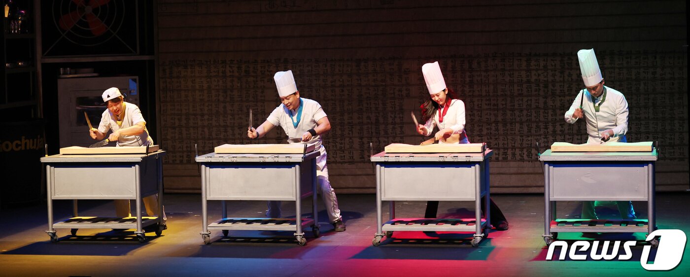 본문 이미지 - 18일 오후 서울 중구 명동 난타 전용관에서 재개막을 앞두고 열린 프레스콜 행사에서 난타 배우들이 공연을 하고 있다. 신종 코로나바이러스 감염증(코로나19) 여파로 중단됐던 '난타' 공연이 21개월 만에 재개된다. '난타'는 오는 12월 2일부터 31일까지 명동 전용관에서 관객을 만난다. 배우 송승환이 제작한 '난타'는 1997년 초연 이후 세계 58개국 318개 도시 투어를 통해 누적 관객 1천400만 명을 돌파한 대표적인 한류 공연이다. 2021.11.18/뉴스1 ⓒ News1 박지혜 기자