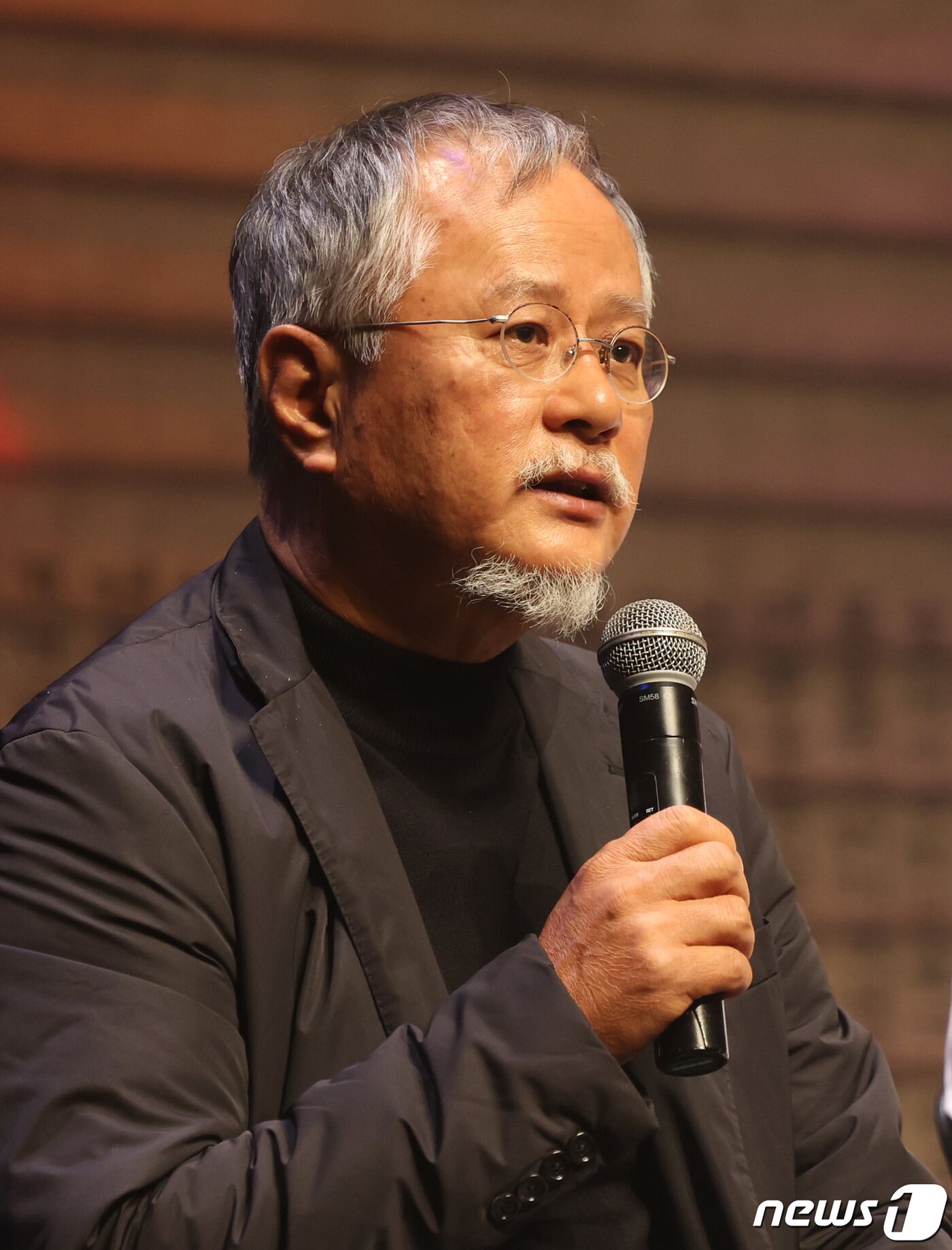 본문 이미지 - 난타 제작자인 송승환 PMC프러덕션 예술감독이 18일 오후 서울 중구 명동 난타 전용관에서 재개막을 앞두고 열린 프레스콜 행사에서 취재진의 질문에 답하고 있다. 신종 코로나바이러스 감염증(코로나19) 여파로 중단됐던 '난타' 공연이 21개월 만에 재개된다. '난타'는 오는 12월 2일부터 31일까지 명동 전용관에서 관객을 만난다. 배우 송승환이 제작한 '난타'는 1997년 초연 이후 세계 58개국 318개 도시 투어를 통해 누적 관객 1천400만 명을 돌파한 대표적인 한류 공연이다. 2021.11.18/뉴스1 ⓒ News1 박지혜 기자