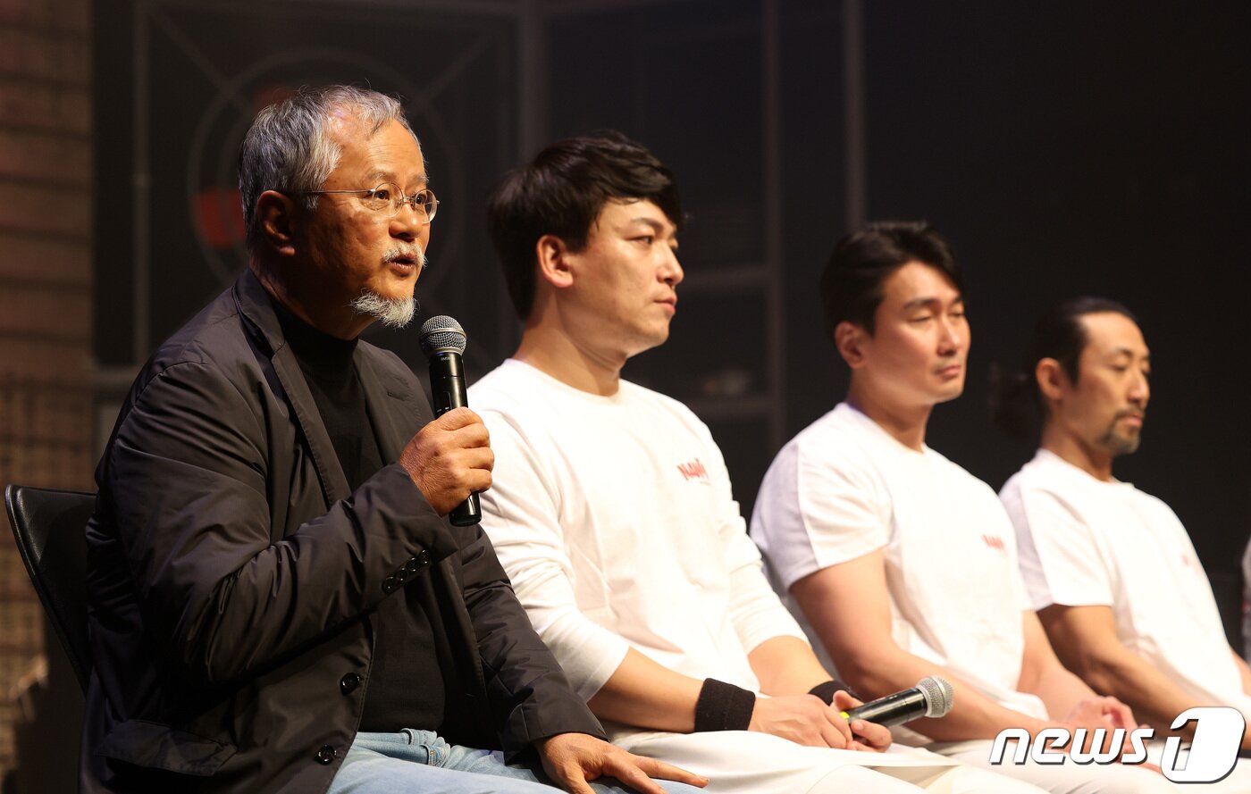 본문 이미지 - 난타 제작자인 송승환 PMC프러덕션 예술감독이 18일 오후 서울 중구 명동 난타 전용관에서 재개막을 앞두고 열린 프레스콜 행사에서 취재진의 질문에 답하고 있다. 신종 코로나바이러스 감염증(코로나19) 여파로 중단됐던 '난타' 공연이 21개월 만에 재개된다. '난타'는 오는 12월 2일부터 31일까지 명동 전용관에서 관객을 만난다. 배우 송승환이 제작한 '난타'는 1997년 초연 이후 세계 58개국 318개 도시 투어를 통해 누적 관객 1천400만 명을 돌파한 대표적인 한류 공연이다. 2021.11.18/뉴스1 ⓒ News1 박지혜 기자