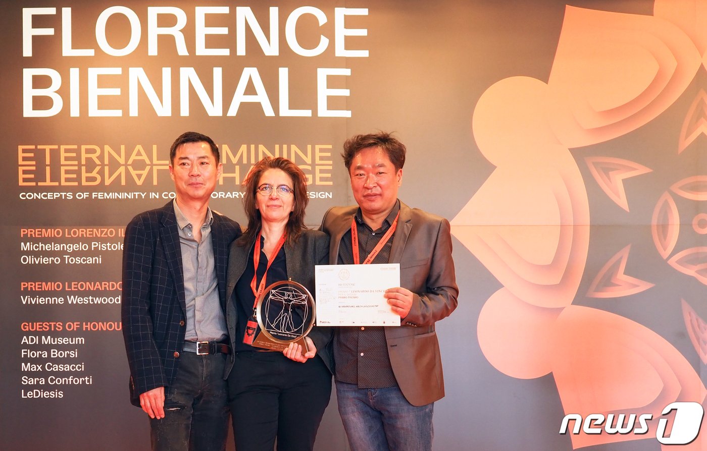 본문 이미지 - 제13회 피렌체 비엔날레에서 디자인 부문 최고상인 '레오나르도 다빈치'상을 수상한 '순그릴 샹젤리제 레스토랑'의 한성한 대표(왼쪽)와 임우진 건축가(오른쪽)가 기념촬영을 하고 있다. (순그릴 제공) 2021.11.18/뉴스1