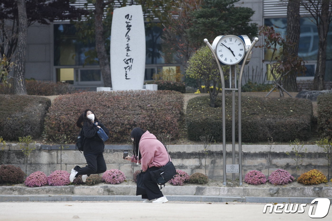 본문 이미지 - 2022학년도 대학수학능력시험일인 18일 오후 서울 종로구 덕성여자고등학교에서 시험을 마친 수험생들이 기뻐하고 있다. 2021.11.18/뉴스1 ⓒ News1 안은나 기자