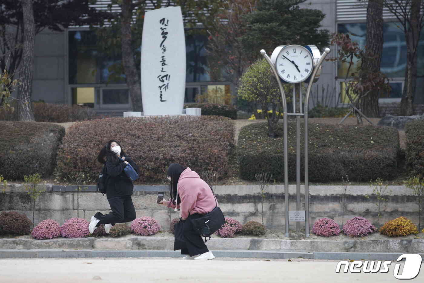 2022학년도 대학수학능력시험일인 18일 오후 서울 종로구 덕성여자고등학교에서 시험을 마친 수험생들이 기뻐하고 있다. 2021.11.18/뉴스1 © News1 안은나 기자