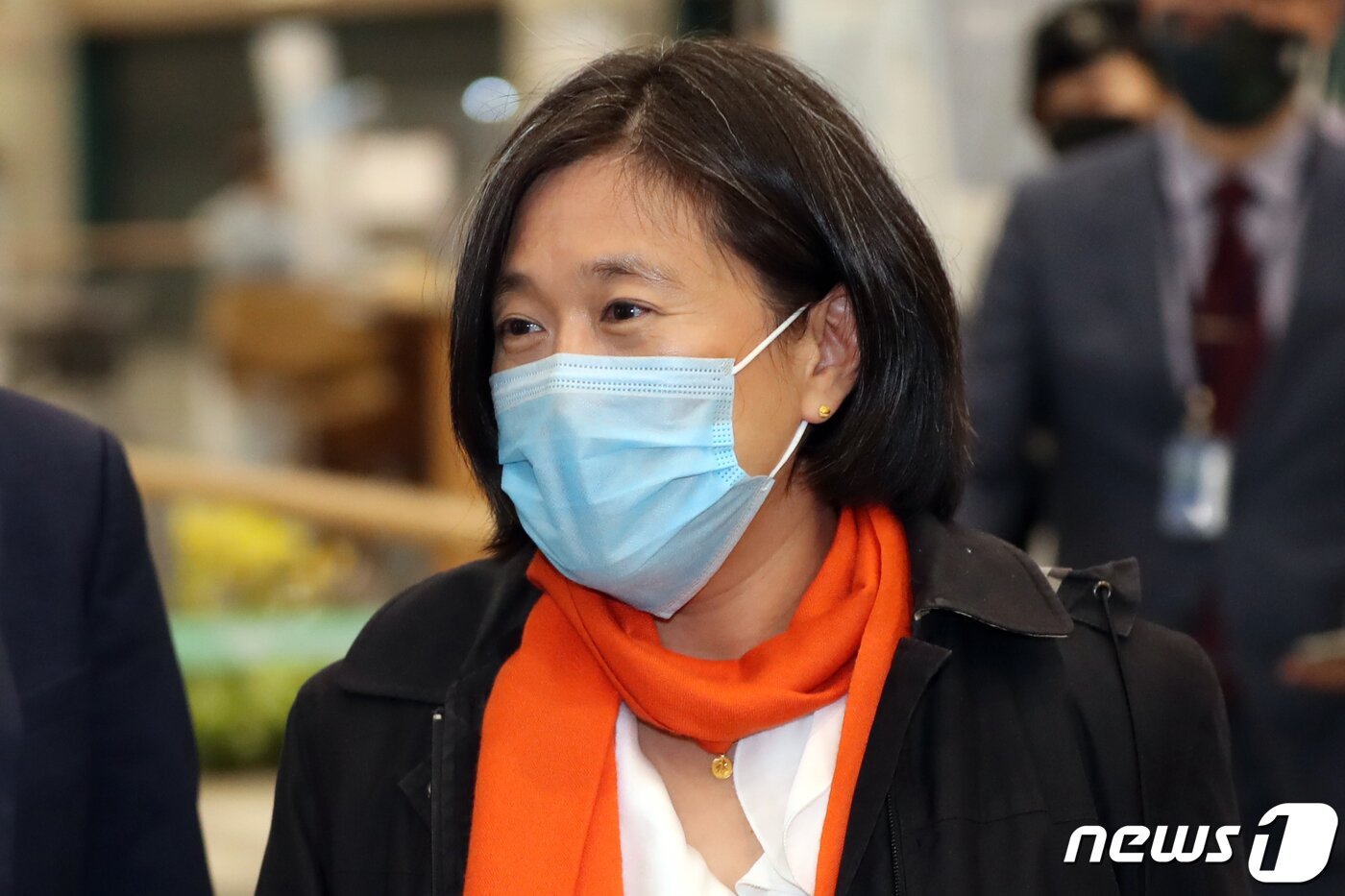 본문 이미지 - 캐서린 타이 미국 무역대표부(USTR) 대표가 18일 오후 인천국제공항을 통해 입국하고 있다. 타이 대표는 방한 기간 여한구 산업통상자원부 통상교섭본부장 등 통상 관련 정부 인사들과 만나 양국 간 반도체 공급망 등 경제·통상 현안을 논의할 것으로 보인다. 2021.11.18/뉴스1 ⓒ News1 황기선 기자