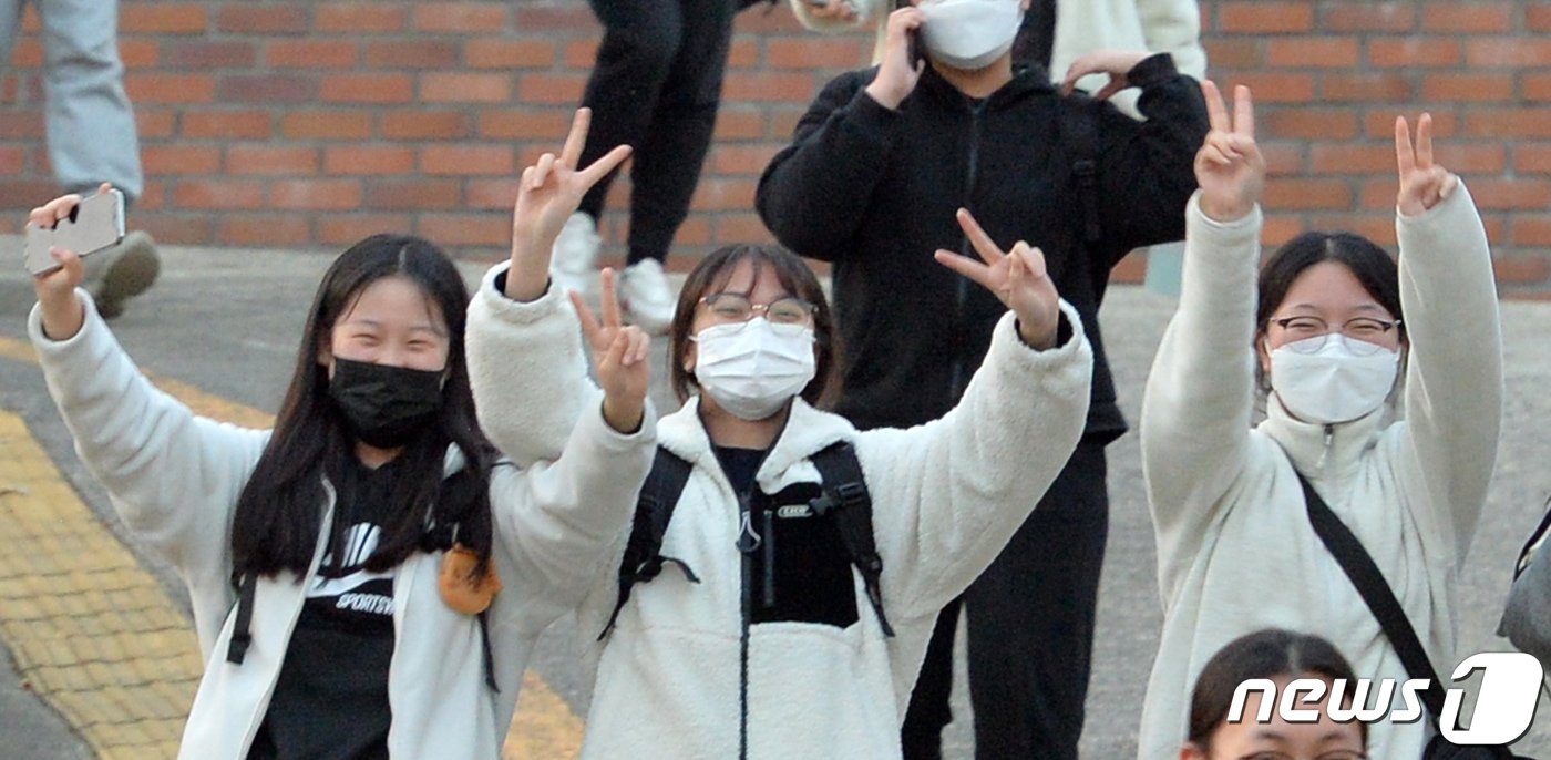 본문 이미지 - 2022학년도 대학수학능력시험일인 18일 오후 경북 포항시 유성여자고등학교에서 시험을 마친 수험생들이 밝은 표정으로 교문을 나서고 있다. 2021.11.18/뉴스1 ⓒ News1 최창호 기자