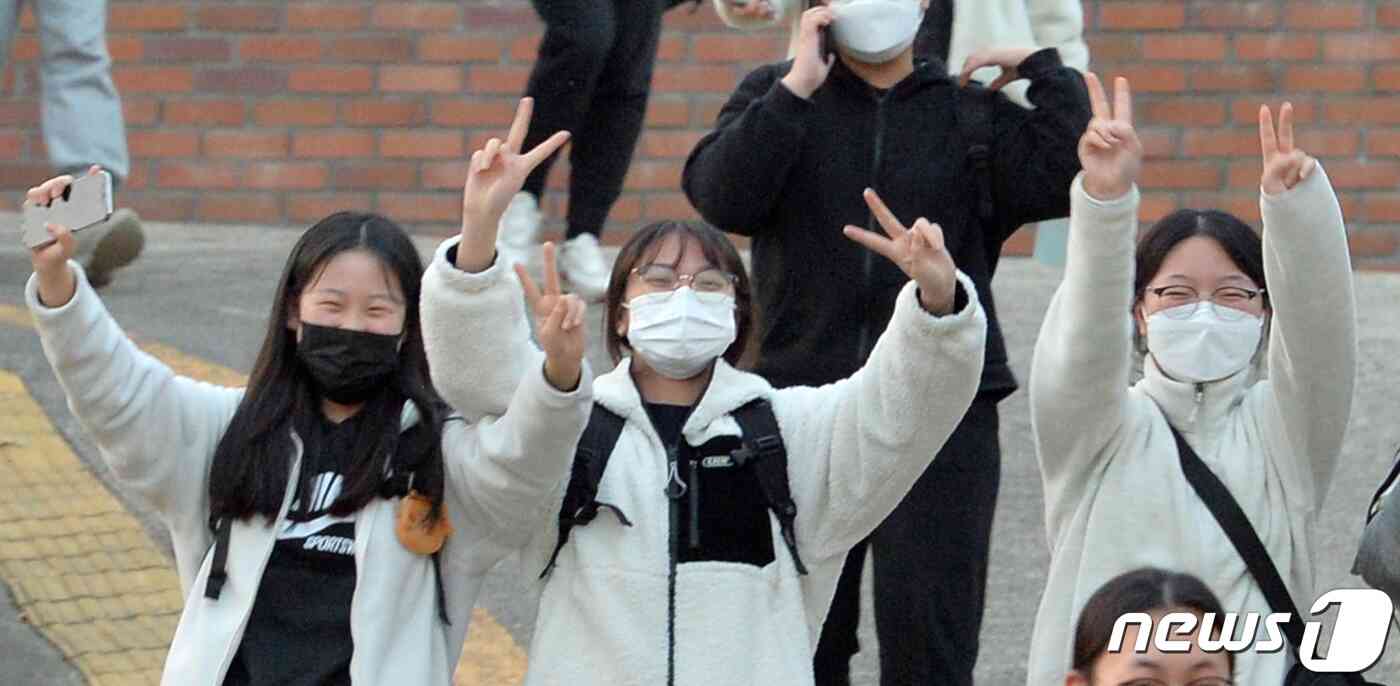 2022학년도 대학수학능력시험일인 18일 오후 경북 포항시 유성여자고등학교에서 시험을 마친 수험생들이 밝은 표정으로 교문을 나서고 있다. 2021.11.18/뉴스1 © News1 최창호 기자