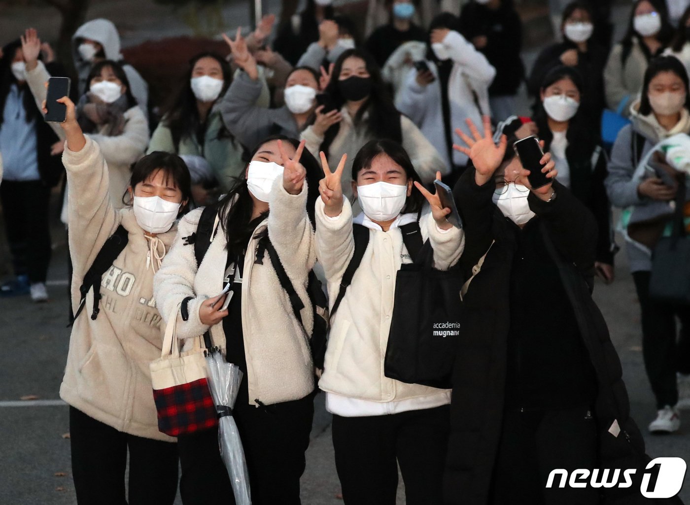 본문 이미지 - 18일 오후 경기도 수원시 팔달구 영복여자고등학교에서 2022학년도 대학수학능력시험을 마친 수험생들이 교문을 나서고 있다. 2021.11.18/뉴스1 ⓒ News1 김영운 기자