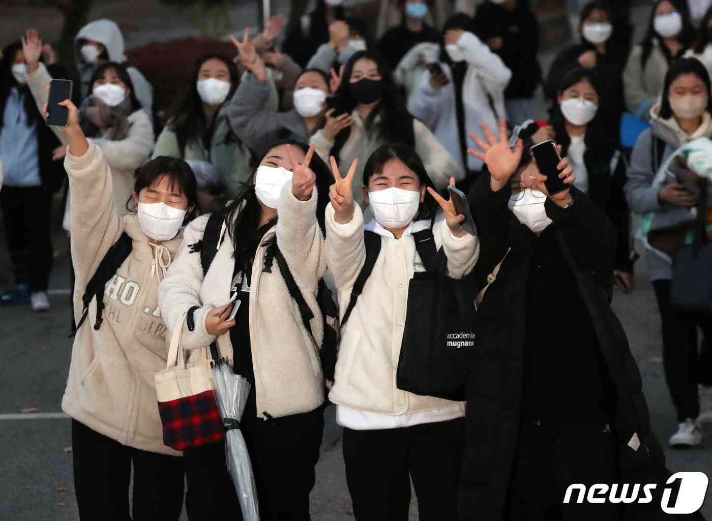 18일 오후 경기도 수원시 팔달구 영복여자고등학교에서 2022학년도 대학수학능력시험을 마친 수험생들이 교문을 나서고 있다. 2021.11.18/뉴스1 © News1 김영운 기자