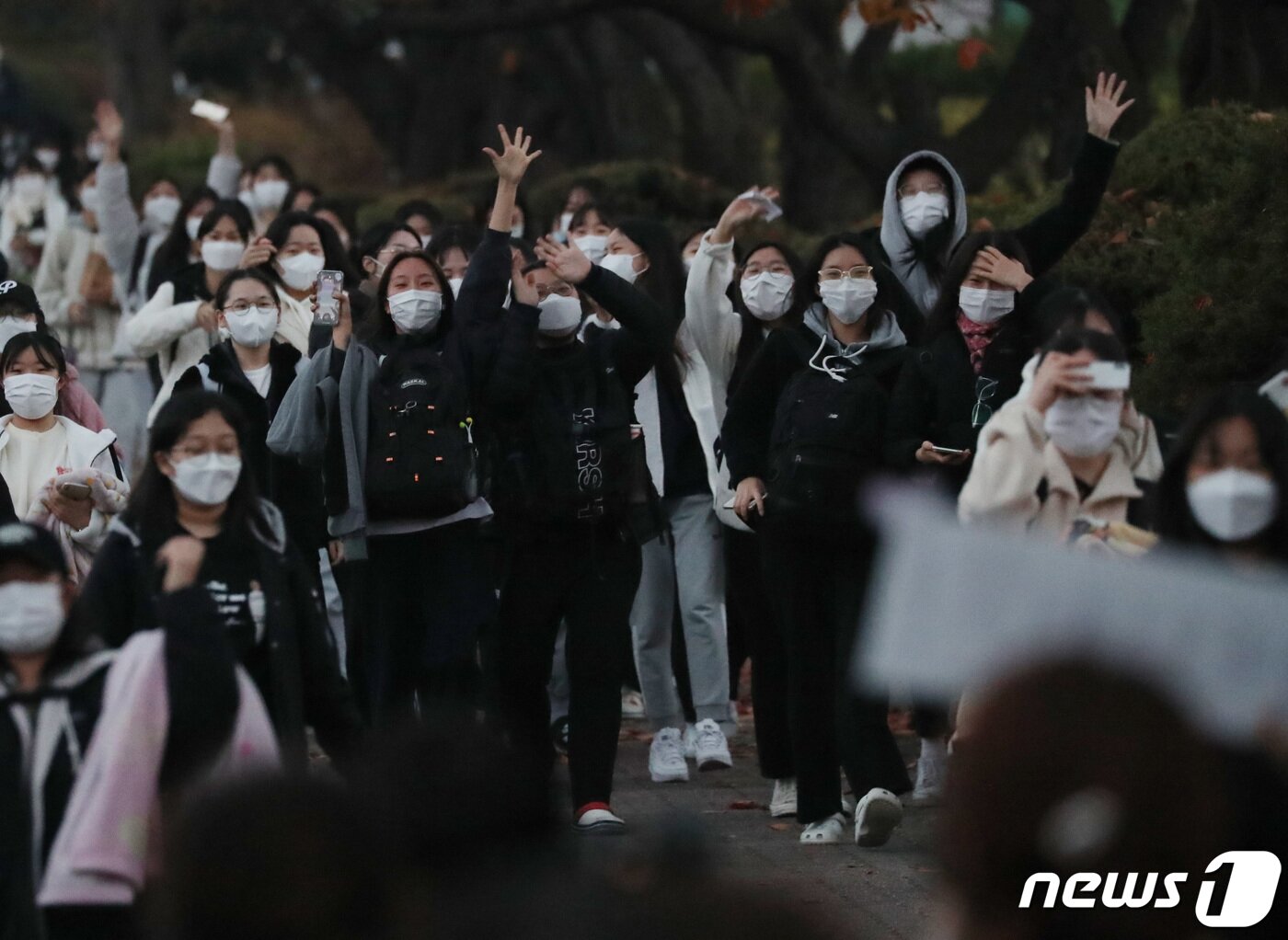 본문 이미지 - 지난달 18일 경기 소재 한 고교에서 2022학년도 대학수학능력시험(수능)을 마친 수험생들이 교문을 나서고 있다. /뉴스1 ⓒ News1 김영운 기자