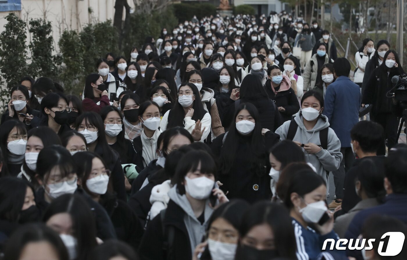 본문 이미지 - 2022학년도 대학수학능력시험이 치러진 18일 오후 울산 남구 울산여자고등학교에서 시험을 마친 수험생들이 시험장을 나서고 있다. /뉴스1 ⓒ News1 윤일지 기자