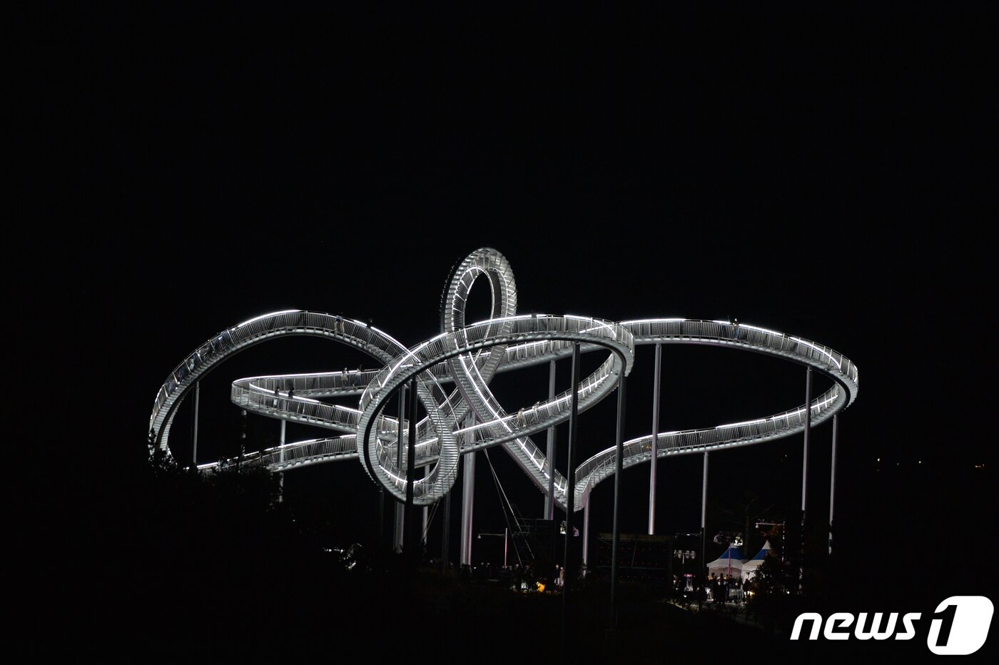 본문 이미지 - 야간 경관조명을 밝힌 포항 스페이스워크.(뉴스1 자료, 재판매 및 DB금지) /뉴스1 ⓒ News1 최창호 기자