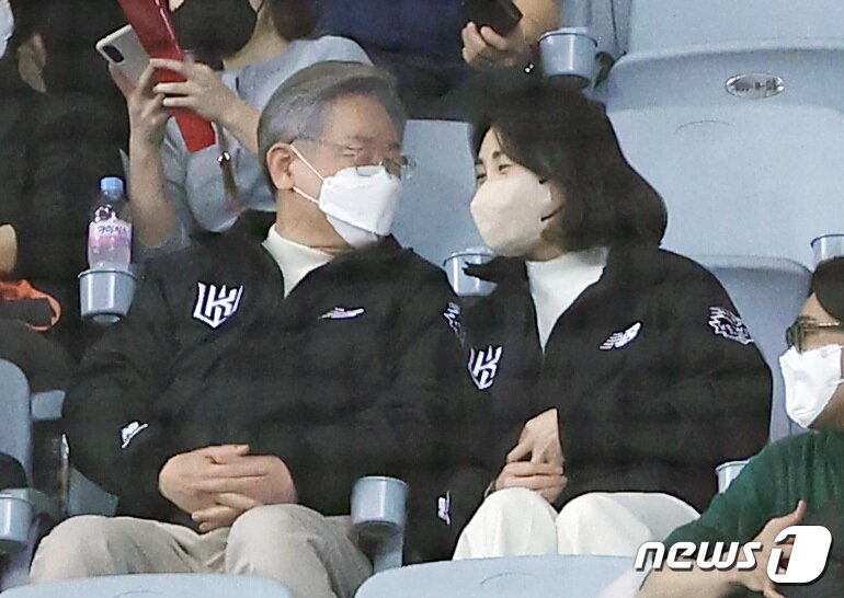 본문 이미지 - 이재명 더불어민주당 대선 후보와 부인인 김혜경씨가 18일 오후 서울 구로구 고척스카이돔에서 열린 '2021 신한은행 쏠 KBO 한국시리즈’ 4차전 KT위즈와 두산 베어스의 경기를 관람하고 있다. 2021.11.18/뉴스1 ⓒ News1 조태형 기자