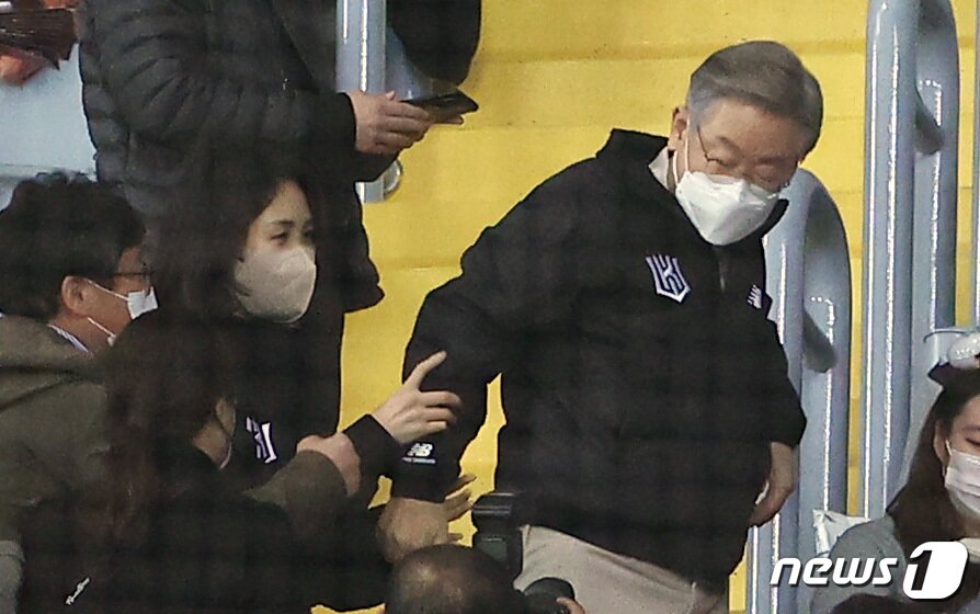 본문 이미지 - 이재명 더불어민주당 대선 후보와 부인인 김혜경 씨가 18일 오후 서울 구로구 고척스카이돔에서 '2021 신한은행 쏠 KBO 한국시리즈’ 4차전 KT위즈와 두산 베어스의 경기 관람을 위해 이동하고 있다. 2021.11.18/뉴스1 ⓒ News1 조태형 기자