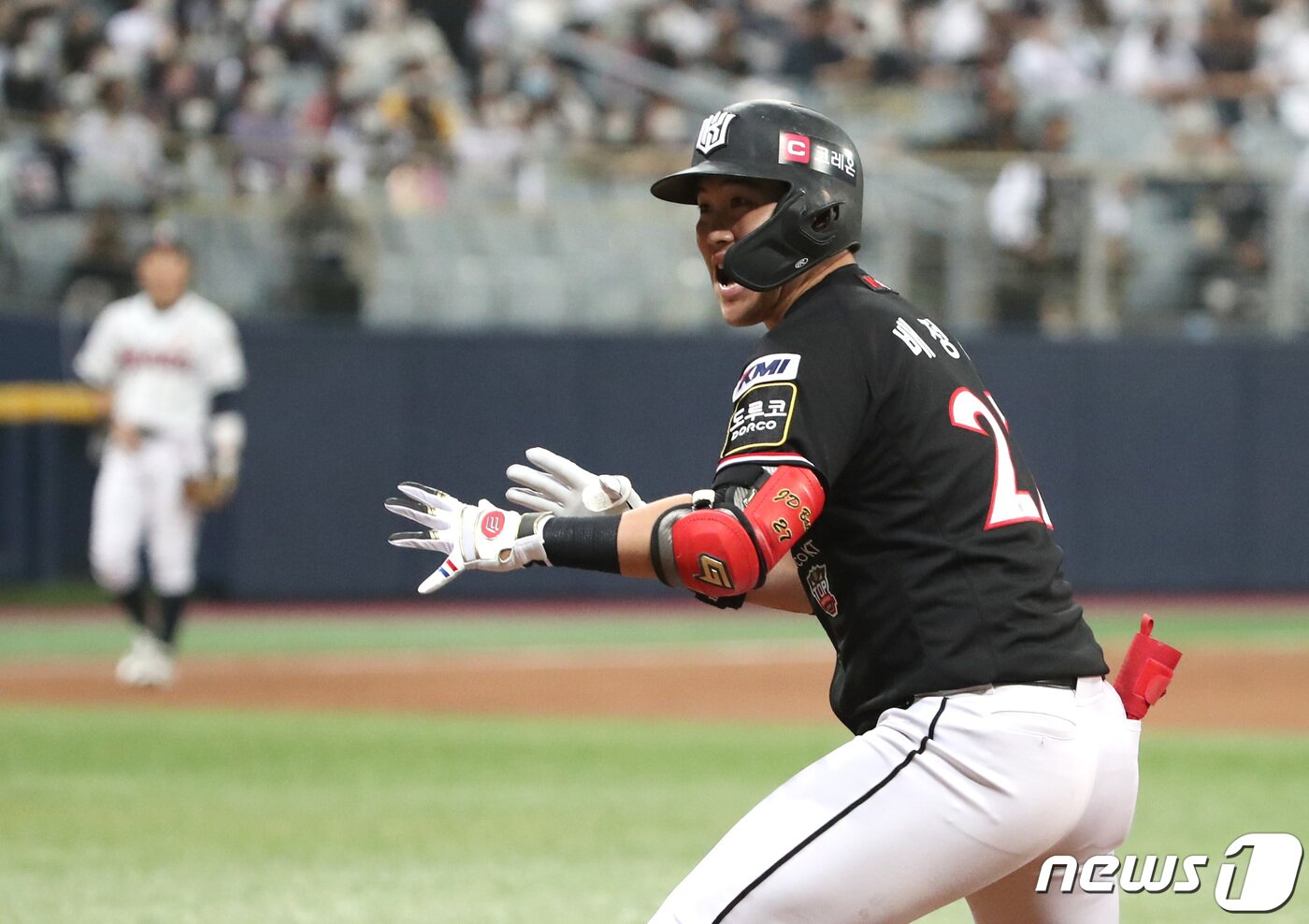 본문 이미지 - 18일 오후 서울 구로구 고척스카이돔에서 열린 '2021 신한은행 쏠 KBO 한국시리즈’ 4차전 kt 위즈와 두산 베어스의 경기 1회초 2사 1,3루 상황 kt 배정대가 1타점 적시타를 치고 환호하고 있다. 2021.11.18/뉴스1 ⓒ News1 임세영 기자