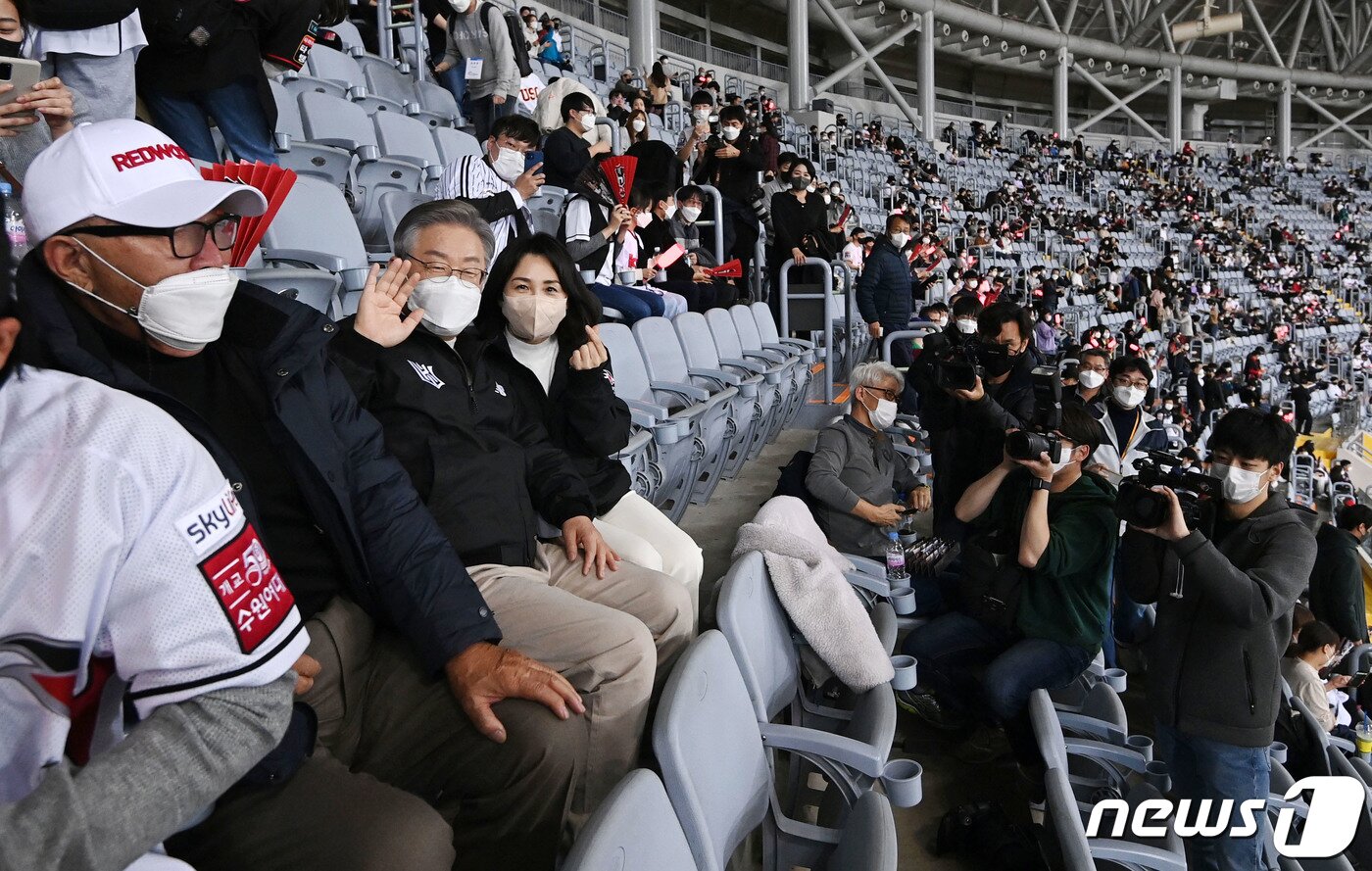 본문 이미지 - 이재명 더불어민주당 대선 후보와 부인인 김혜경씨가 김응용 전 야구대표팀 감독과 함께 18일 오후 서울 구로구 고척스카이돔에서 열린 '2021 신한은행 쏠 KBO 한국시리즈’ 4차전 KT위즈와 두산 베어스의 경기를 관전하고 있다. 2021.11.18/뉴스1 ⓒ News1 조태형 기자