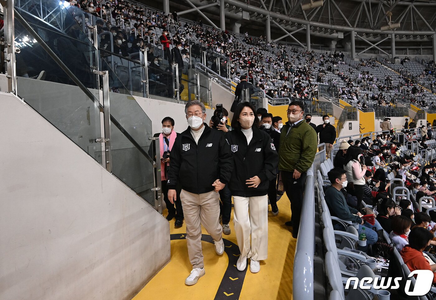 본문 이미지 - 이재명 더불어민주당 대선 후보와 부인 김혜경 씨가 '2021 신한은행 SOL KBO리그' KT 위즈와 두산 베어스의 한국시리즈 4차전을 관전하기 위해 18일 오후 서울 고척스카이돔으로 입장하고 있다. 2021.11.18/뉴스1 ⓒ News1 국회사진취재단