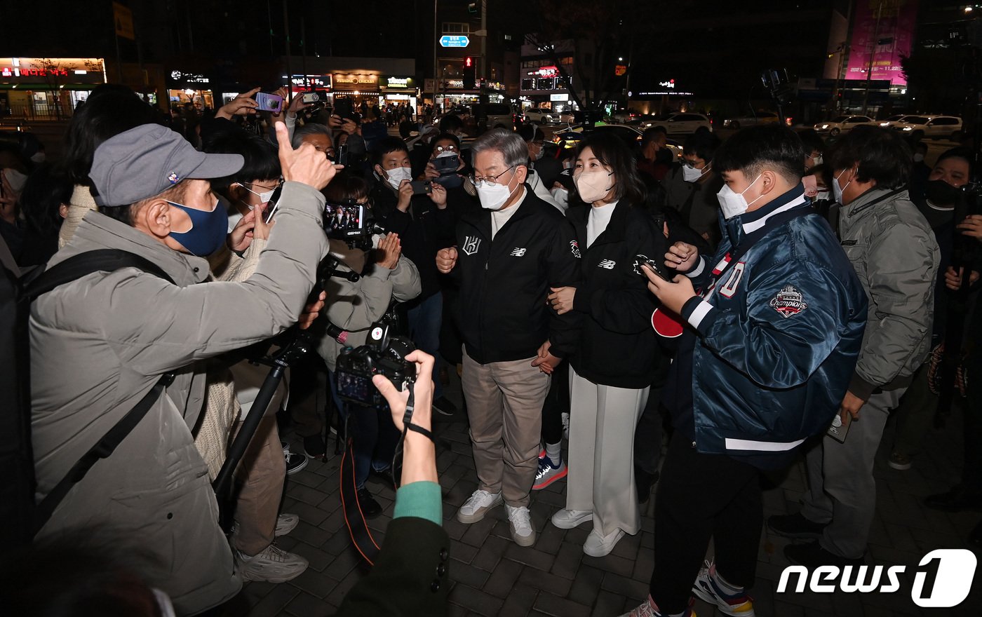 본문 이미지 - 이재명 더불어민주당 대선 후보와 부인 김혜경 씨가 18일 오후 서울 고척스카이돔에서 열리는 '2021 신한은행 SOL KBO리그' KT 위즈와 두산 베어스의 한국시리즈 4차전을 관전하기 위해 이동하고 있다. 2021.11.18/뉴스1 ⓒ News1 국회사진취재단