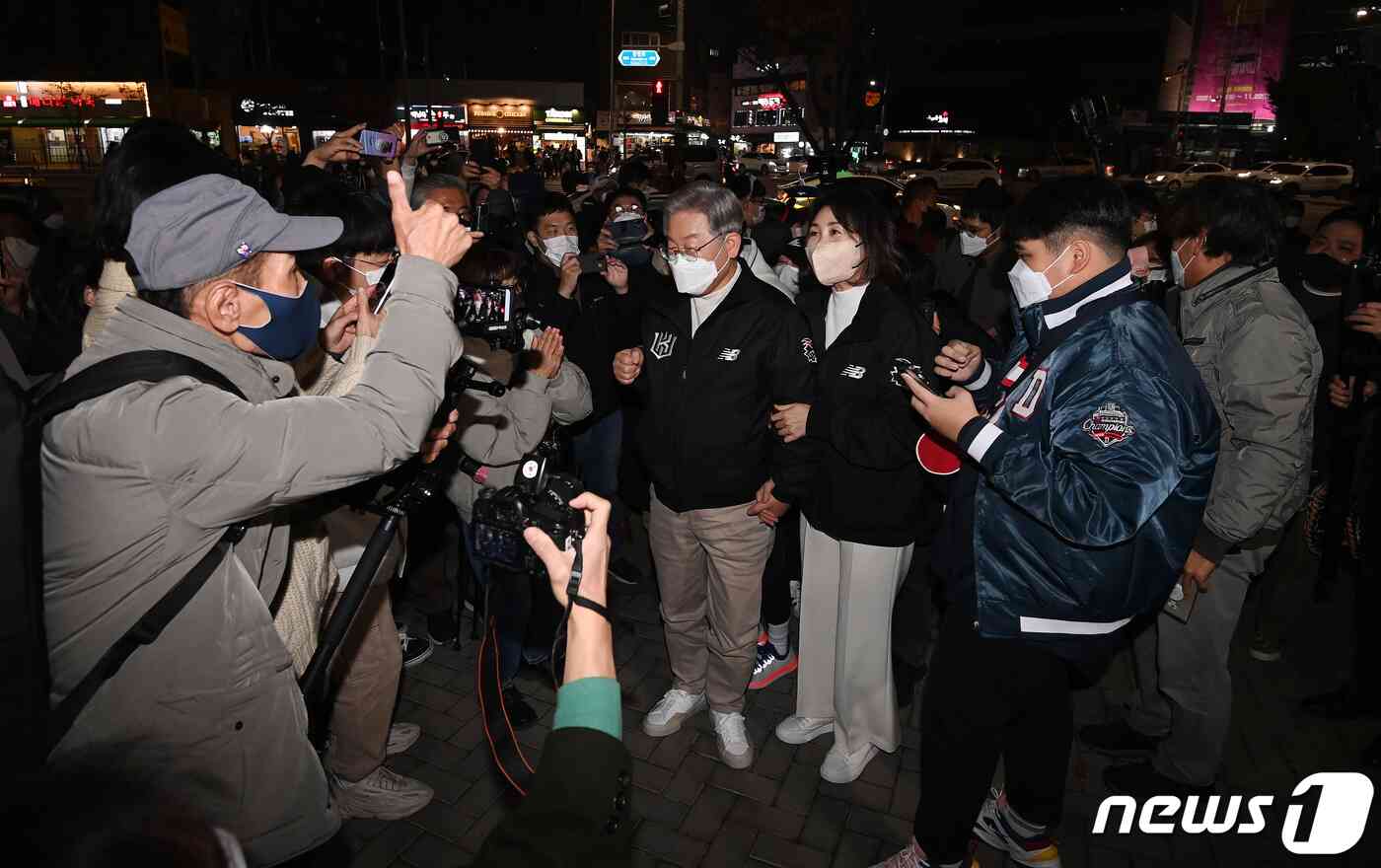 이재명 더불어민주당 대선 후보와 부인 김혜경 씨가 18일 오후 서울 고척스카이돔에서 열리는 '2021 신한은행 SOL KBO리그' KT 위즈와 두산 베어스의 한국시리즈 4차전을 관전하기 위해 이동하고 있다. 2021.11.18/뉴스1 © News1 국회사진취재단
