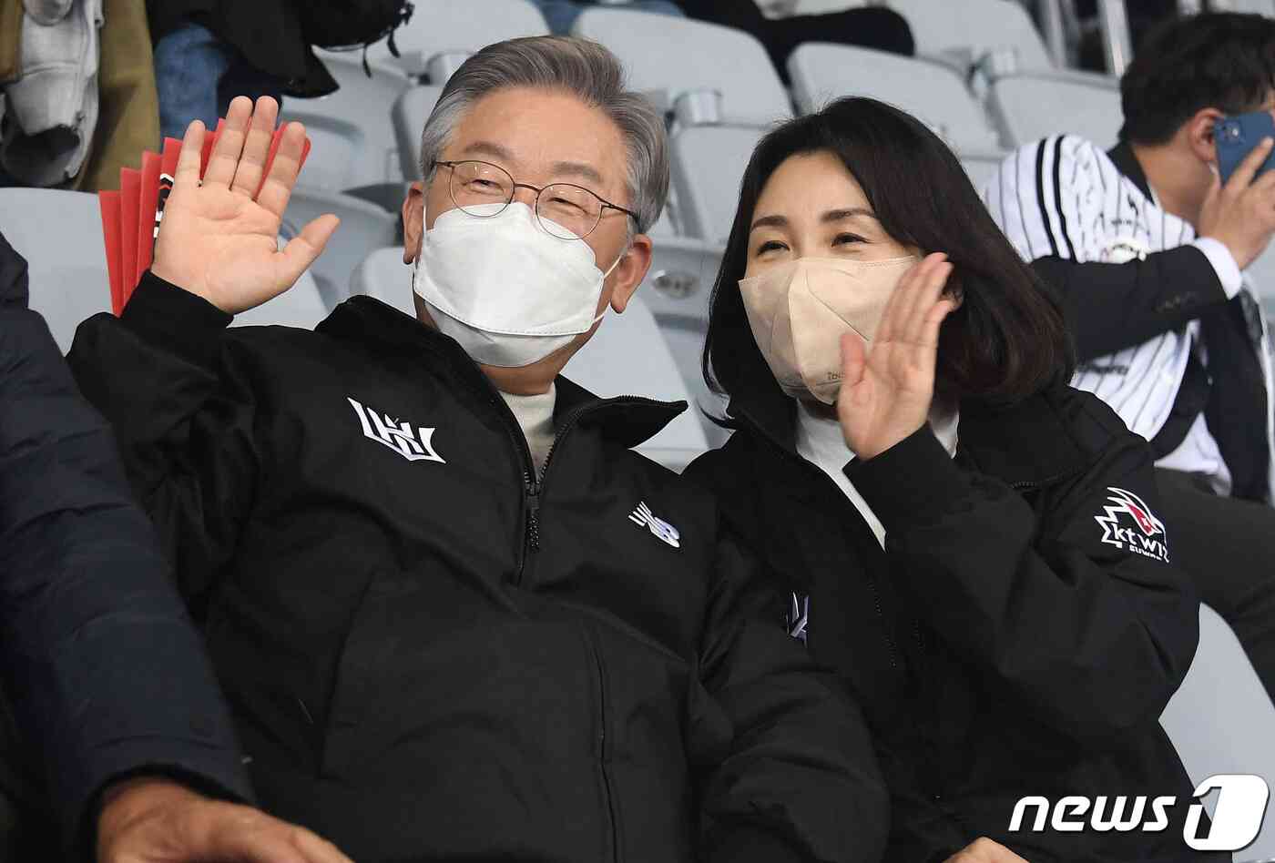 이재명 더불어민주당 대선 후보와 부인 김혜경 씨가 18일 오후 서울 고척스카이돔에서 열린 '2021 신한은행 SOL KBO리그' KT 위즈와 두산 베어스의 한국시리즈 4차전을 관전하고 있다. 2021.11.18/뉴스1 © News1 국회사진취재단