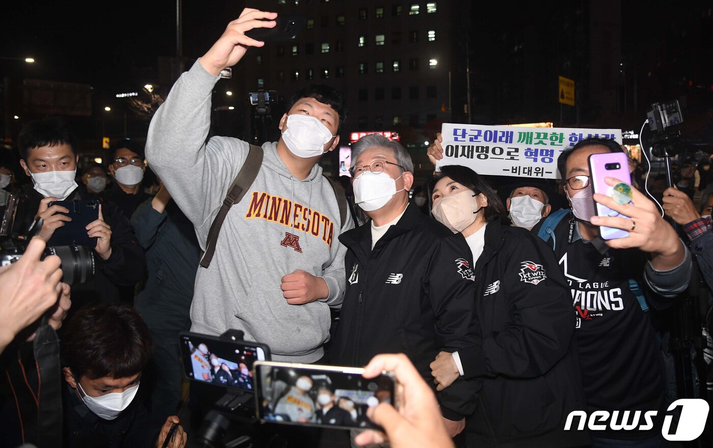 본문 이미지 - 이재명 더불어민주당 대선 후보와 부인 김혜경 씨가 18일 오후 서울 고척스카이돔에서 열린 '2021 신한은행 SOL KBO리그' KT 위즈와 두산 베어스의 한국시리즈 4차전에서 지지자들과 기념사진을 찍고 있다. 2021.11.18/뉴스1 ⓒ News1 국회사진취재단