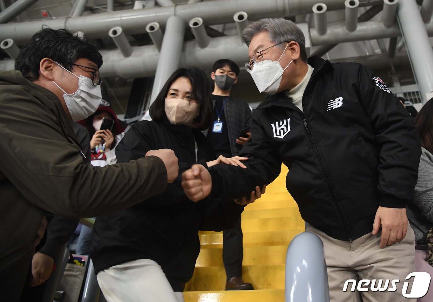 본문 이미지 - 이재명 더불어민주당 대선 후보와 부인 김혜경 씨가 18일 오후 서울 고척스카이돔에서 열린 '2021 신한은행 SOL KBO리그' KT 위즈와 두산 베어스의 한국시리즈 4차전에서 야구팬들과 인사를 나누고 있다. 2021.11.18/뉴스1 ⓒ News1 국회사진취재단
