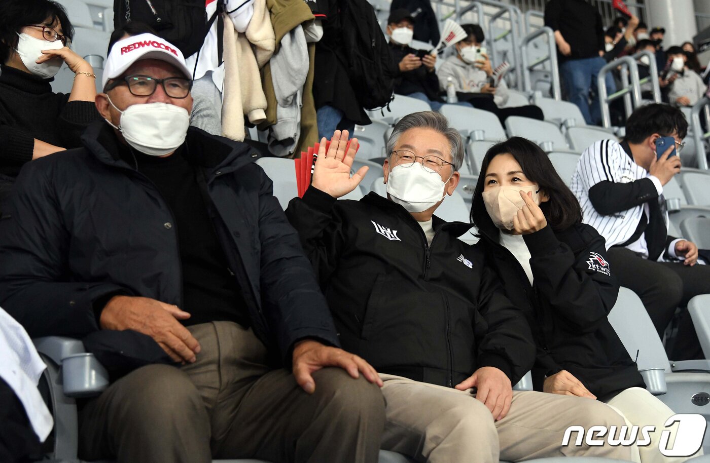 본문 이미지 - 이재명 더불어민주당 대선 후보(가운데)와 부인 김혜경 씨가 18일 오후 서울 고척스카이돔에서 열린 '2021 신한은행 SOL KBO리그' KT 위즈와 두산 베어스의 한국시리즈 4차전을 김응용 전 야구대표팀 감독과 함께 관전하고 있다. 2021.11.18/뉴스1 ⓒ News1 국회사진취재단