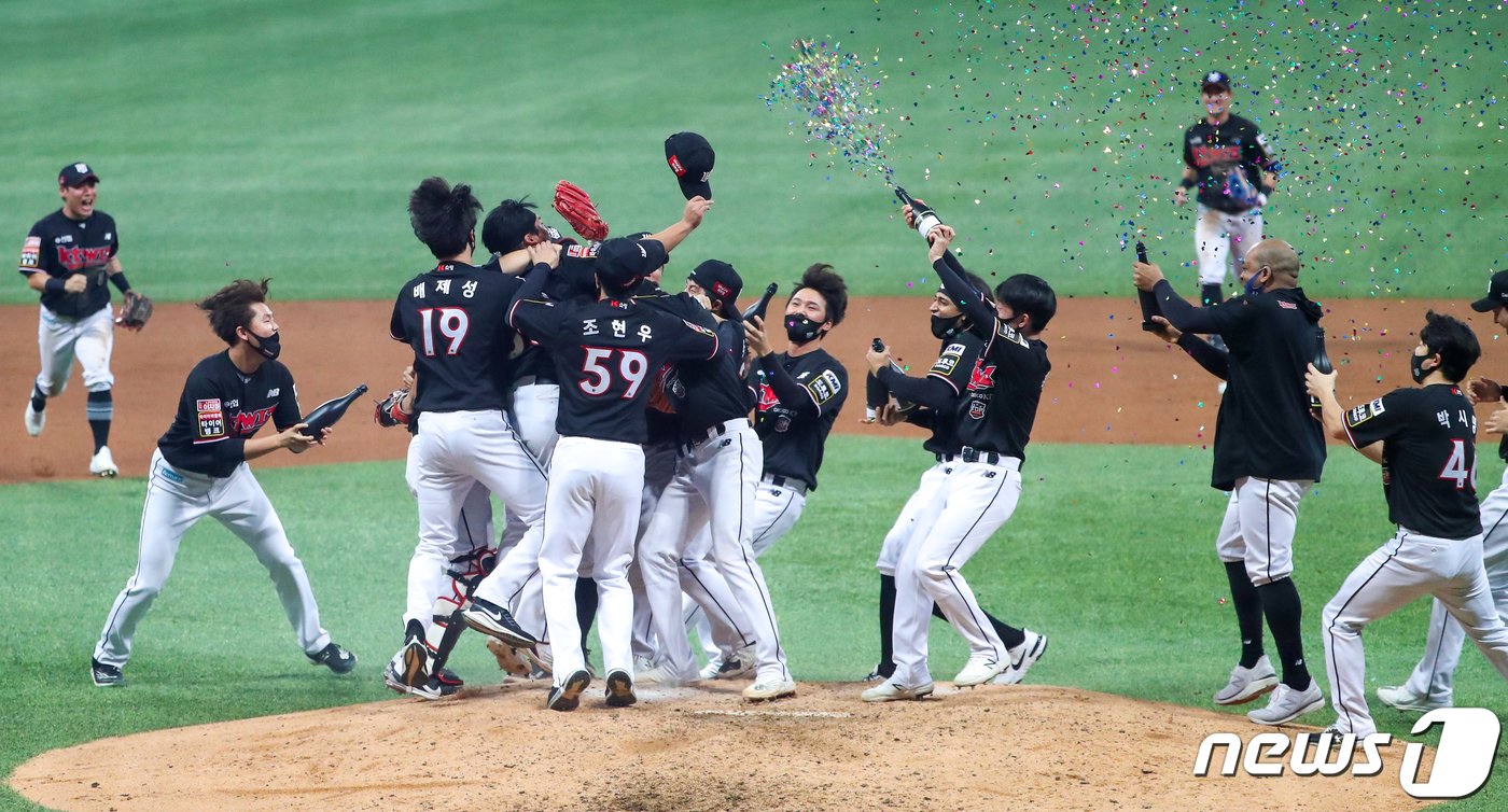 본문 이미지 - 18일 오후 서울 구로구 고척스카이돔에서 열린 '2021 신한은행 쏠 KBO 한국시리즈’ 4차전 kt 위즈와 두산 베어스의 경기, 8대4으로 승리해 한국시리즈 우승을 차지한 kt 선수들이 환호하고 있다. 2021.11.18/뉴스1 ⓒ News1 민경석 기자