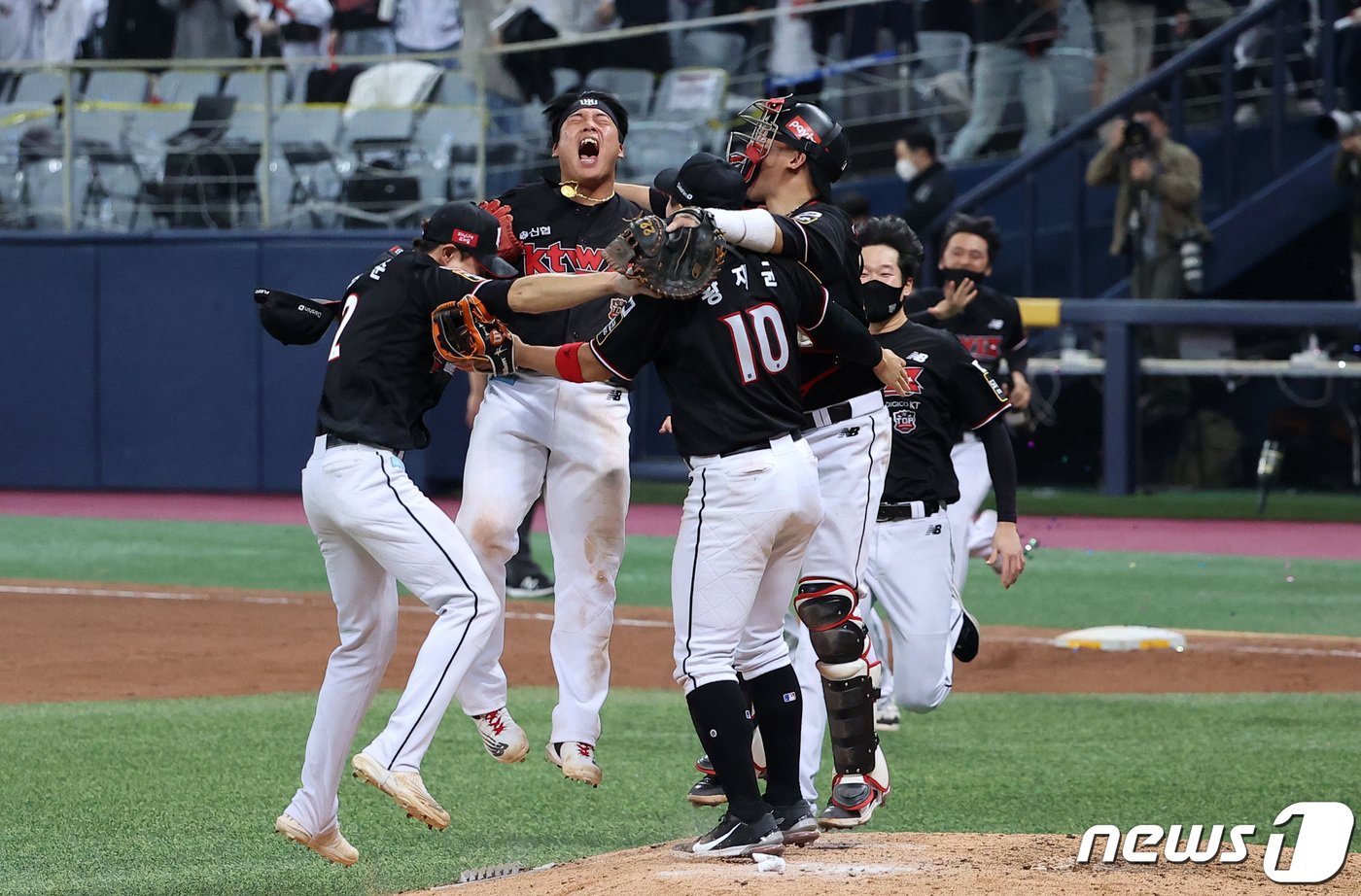 본문 이미지 - 18일 오후 서울 구로구 고척스카이돔에서 열린 '2021 신한은행 쏠 KBO 한국시리즈’ 4차전 kt 위즈와 두산 베어스의 경기, 8대4로 승리해 한국시리즈 우승을 확정한 kt 선수들이 환호하고 있다. kt 위즈는 한국시리즈 4경기를 내리 이기며 창단 후 첫 우승 트로피를 들어올렸다. 2021.11.18/뉴스1 ⓒ News1 조태형 기자