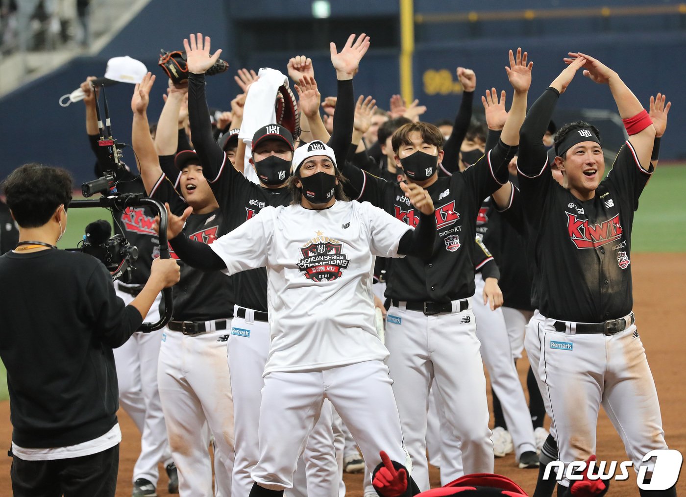 본문 이미지 - 18일 오후 서울 구로구 고척스카이돔에서 열린 '2021 신한은행 쏠 KBO 한국시리즈’ 4차전 kt wiz와 두산 베어스의 경기에서 승리하며 한국시리즈 우승을 거머쥔 KT 선수들이 팬들과 함께 오징어게임의 줄다리기 세리머니를 하고 있다. 이날 KT는 두산을 상대로 8-4으로 승리하고 한국시리즈 4경기를 내리 이기며 창단 후 첫 우승 트로피를 들어올렸다. 2021.11.18/뉴스1 ⓒ News1 임세영 기자