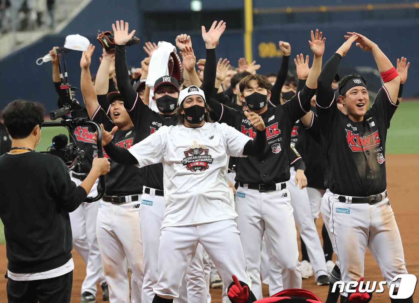 18일 오후 서울 구로구 고척스카이돔에서 열린 '2021 신한은행 쏠 KBO 한국시리즈’ 4차전 kt wiz와 두산 베어스의 경기에서 승리하며 한국시리즈 우승을 거머쥔 KT 선수들이 팬들과 함께 오징어게임의 줄다리기 세리머니를 하고 있다. 이날 KT는 두산을 상대로 8-4으로 승리하고 한국시리즈 4경기를 내리 이기며 창단 후 첫 우승 트로피를 들어올렸다. 2021.11.18/뉴스1 © News1 임세영 기자