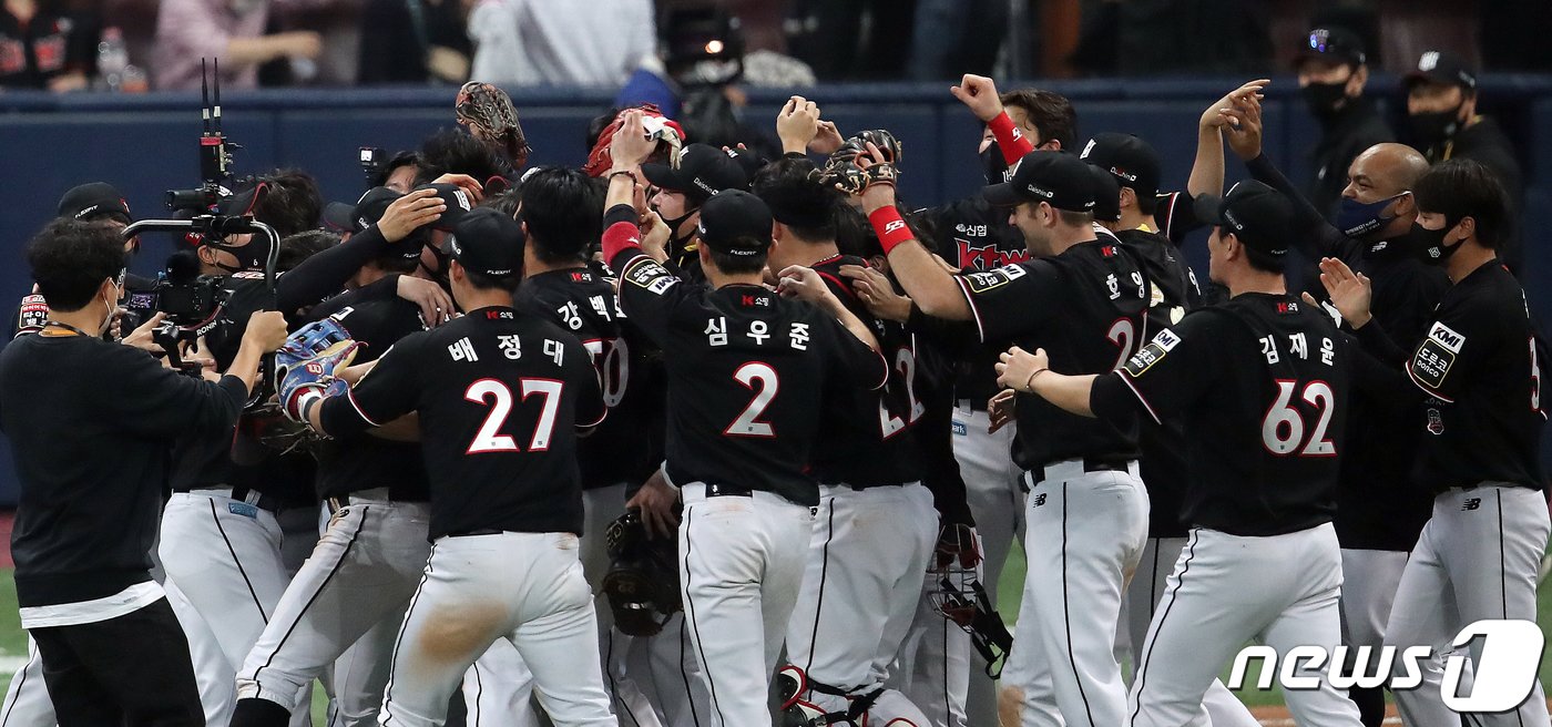 18일 오후 서울 구로구 고척스카이돔에서 열린 &#39;2021 신한은행 쏠 KBO 한국시리즈’ 4차전 kt wiz와 두산 베어스의 경기에서 8대4로 승리해 한국시리즈 우승을 거머쥔 KT 선수들이 환호하고 있다. 당시 김재윤&#40;오른쪽&#41;은 8회 2사 후 등판해 9회 마지막 아웃카운트까지 잡았다. 2021.11.18/뉴스1 ⓒ News1 김진환 기자