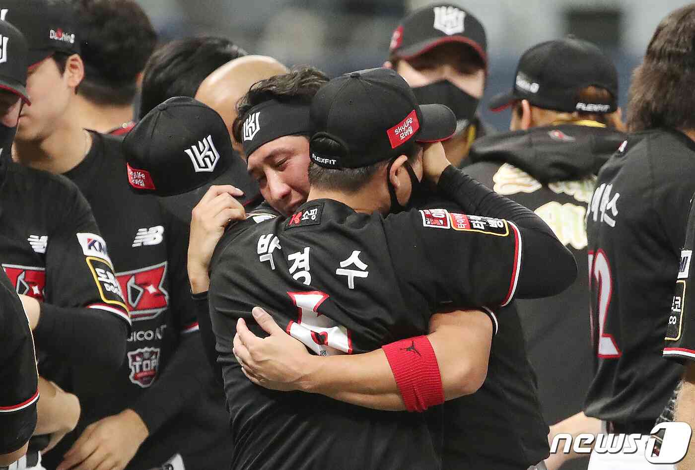 18일 오후 서울 구로구 고척스카이돔에서 열린 '2021 신한은행 쏠 KBO 한국시리즈’ 4차전 kt wiz와 두산 베어스의 경기에서 승리하며 한국시리즈 우승을 거머쥔 KT 박경수와 황재균이 포옹을 나누고 있다. 2021.11.18/뉴스1 © News1 임세영 기자