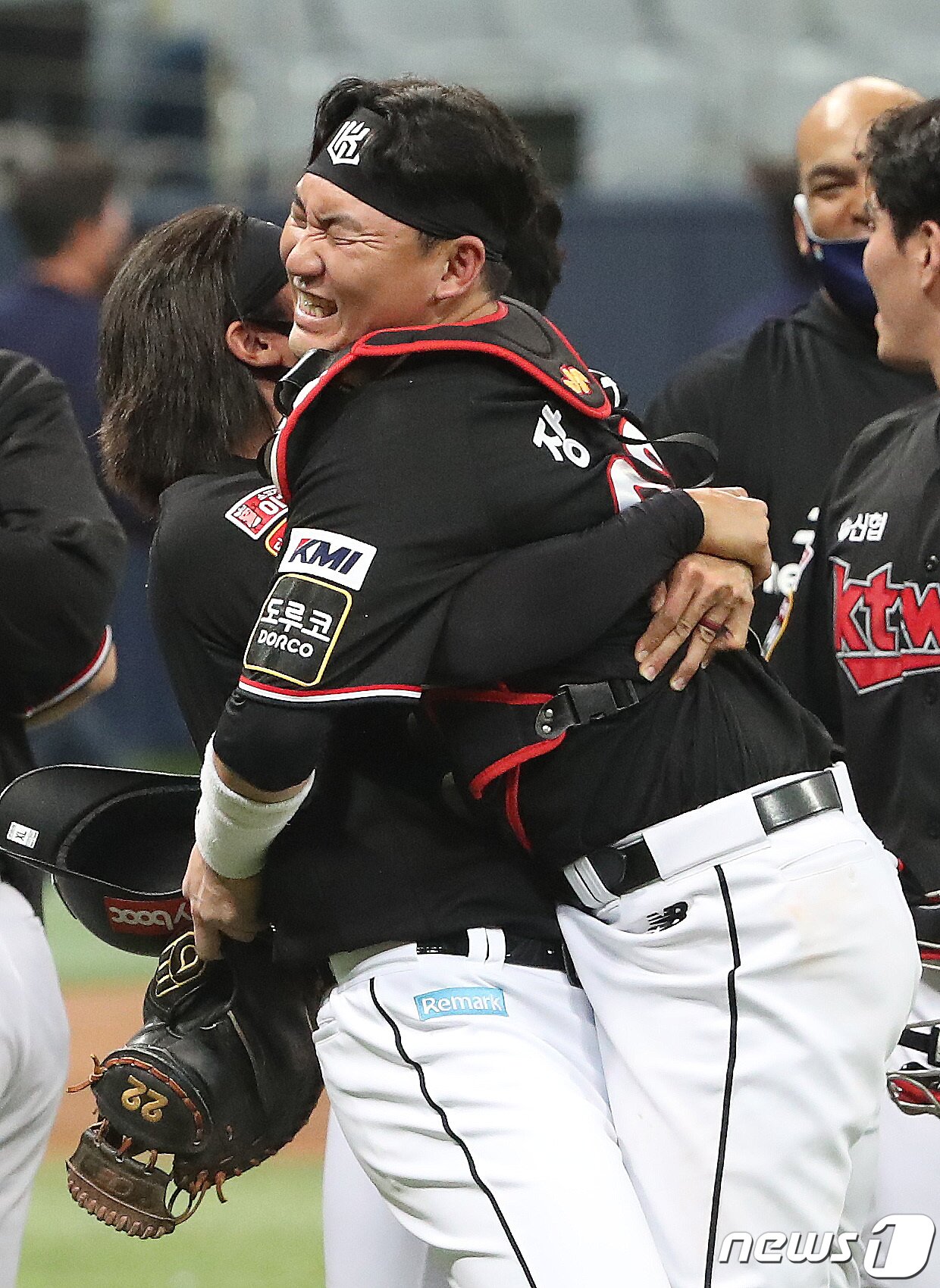 본문 이미지 - 18일 오후 서울 구로구 고척스카이돔에서 열린 '2021 신한은행 쏠 KBO 한국시리즈’ 4차전 kt wiz와 두산 베어스의 경기에서 승리하며 한국시리즈 우승을 거머쥔 KT 쿠에바스와 장성우가 포옹을 나누고 있다. 이날 KT는 두산을 상대로 8-4으로 승리하고 한국시리즈 4경기를 내리 이기며 창단 후 첫 우승 트로피를 들어올렸다. 2021.11.18/뉴스1 ⓒ News1 임세영 기자