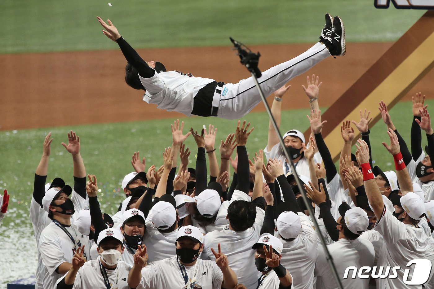 본문 이미지 - 18일 오후 서울 구로구 고척스카이돔에서 열린 '2021 신한은행 쏠 KBO 한국시리즈’ 4차전 kt wiz와 두산 베어스의 경기에서 8대4로 승리해 한국시리즈 우승을 거머쥔 KT 선수들이 이강철 감독을 헹가래 치고 있다. KT는 한국시리즈 4경기를 내리 이기며 창단 후 첫 우승 트로피를 들어올렸다. 2021.11.18/뉴스1 ⓒ News1 민경석 기자