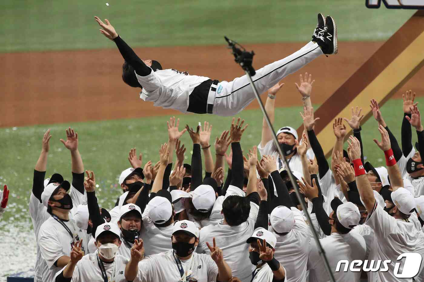 18일 오후 서울 구로구 고척스카이돔에서 열린 '2021 신한은행 쏠 KBO 한국시리즈’ 4차전 kt wiz와 두산 베어스의 경기에서 8대4로 승리해 한국시리즈 우승을 거머쥔 KT 선수들이 이강철 감독을 헹가래 치고 있다. KT는 한국시리즈 4경기를 내리 이기며 창단 후 첫 우승 트로피를 들어올렸다. 2021.11.18/뉴스1 © News1 민경석 기자