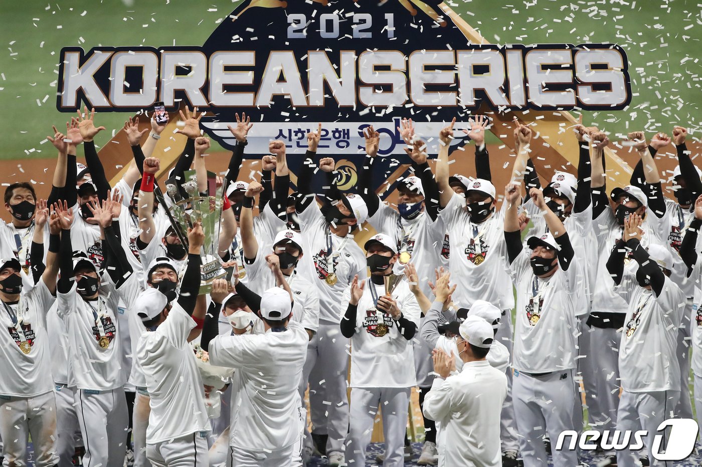 본문 이미지 - 18일 오후 서울 구로구 고척스카이돔에서 열린 '2021 신한은행 쏠 KBO 한국시리즈’ 4차전 kt wiz와 두산 베어스의 경기에서 8대4로 승리해 한국시리즈 우승을 거머쥔 이강철 KT 감독을 비롯한 선수들이 우승컵을 들고 환호하고 있다. KT는 한국시리즈 4경기를 내리 이기며 창단 후 첫 우승 트로피를 들어올렸다. 2021.11.18/뉴스1 ⓒ News1 민경석 기자