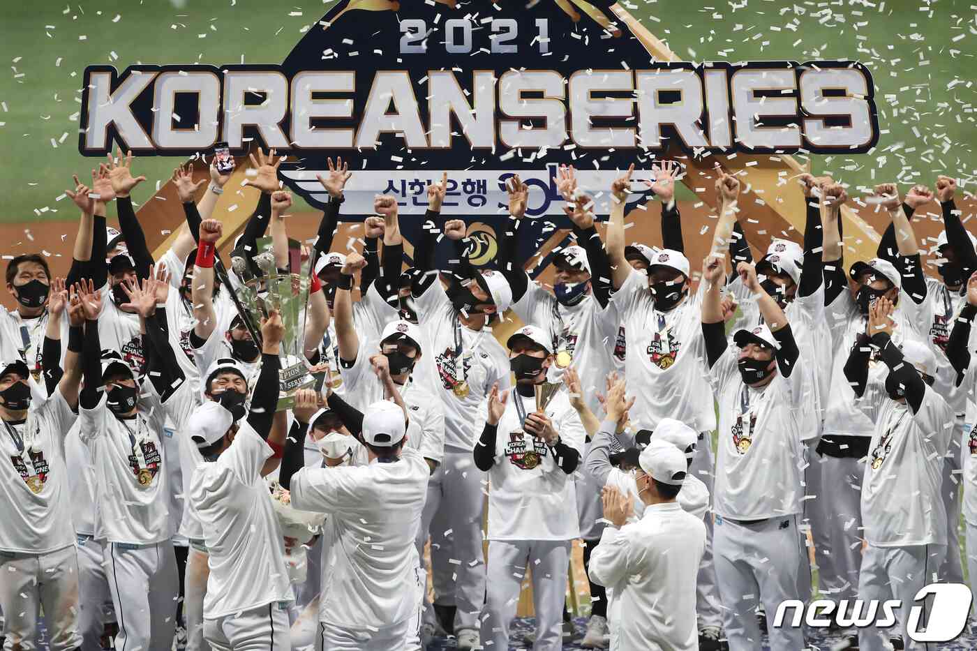 18일 오후 서울 구로구 고척스카이돔에서 열린 '2021 신한은행 쏠 KBO 한국시리즈’ 4차전 kt wiz와 두산 베어스의 경기에서 8대4로 승리해 한국시리즈 우승을 거머쥔 이강철 KT 감독을 비롯한 선수들이 우승컵을 들고 환호하고 있다. KT는 한국시리즈 4경기를 내리 이기며 창단 후 첫 우승 트로피를 들어올렸다. 2021.11.18/뉴스1 © News1 민경석 기자