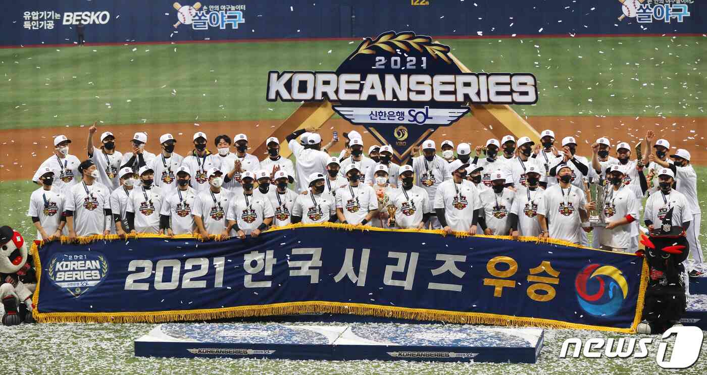 18일 오후 서울 구로구 고척스카이돔에서 열린 '2021 신한은행 쏠 KBO 한국시리즈’ 4차전 kt wiz와 두산 베어스의 경기에서 8대4로 승리해 한국시리즈 우승을 거머쥔 KT 선수들이 기념촬영을 하고 있다. KT는 한국시리즈 4경기를 내리 이기며 창단 후 첫 우승 트로피를 들어올렸다. 2021.11.18/뉴스1 © News1 민경석 기자