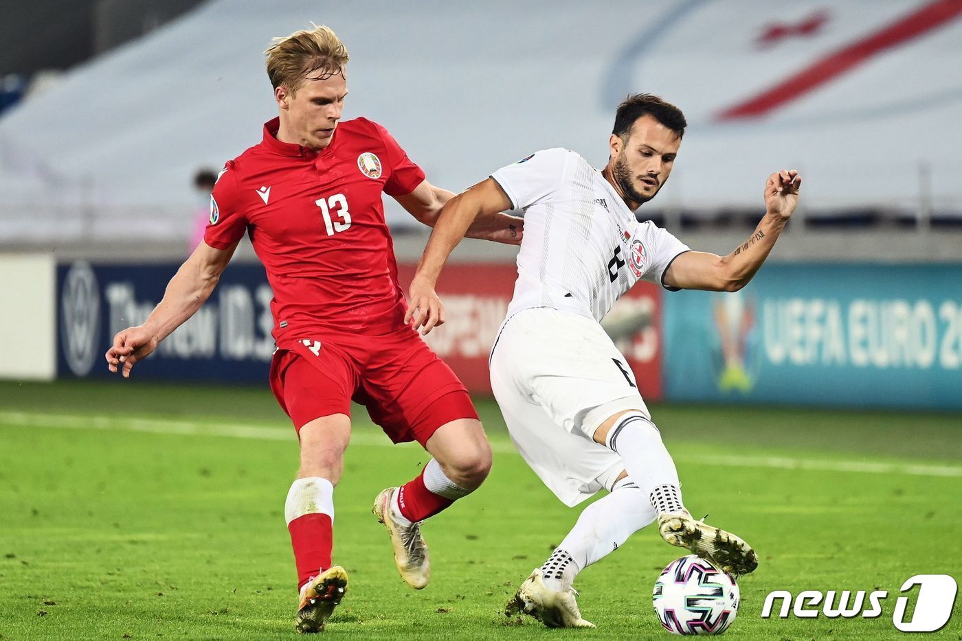 본문 이미지 - 조지아 국가대표팀의 바코(오른쪽) ⓒ AFP=뉴스1