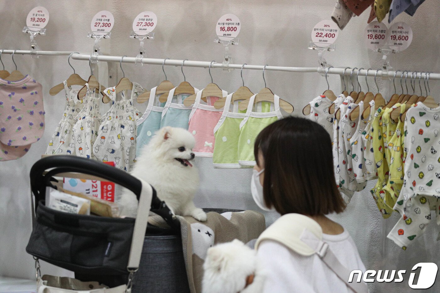 본문 이미지 - 19일 경기도 일산 킨텍스 제2전시장에서 열린 2021 케이펫페어에서 관람객들이 물품들을 살펴보고 있다. 2021.11.19/뉴스1 ⓒ News1 성동훈 기자