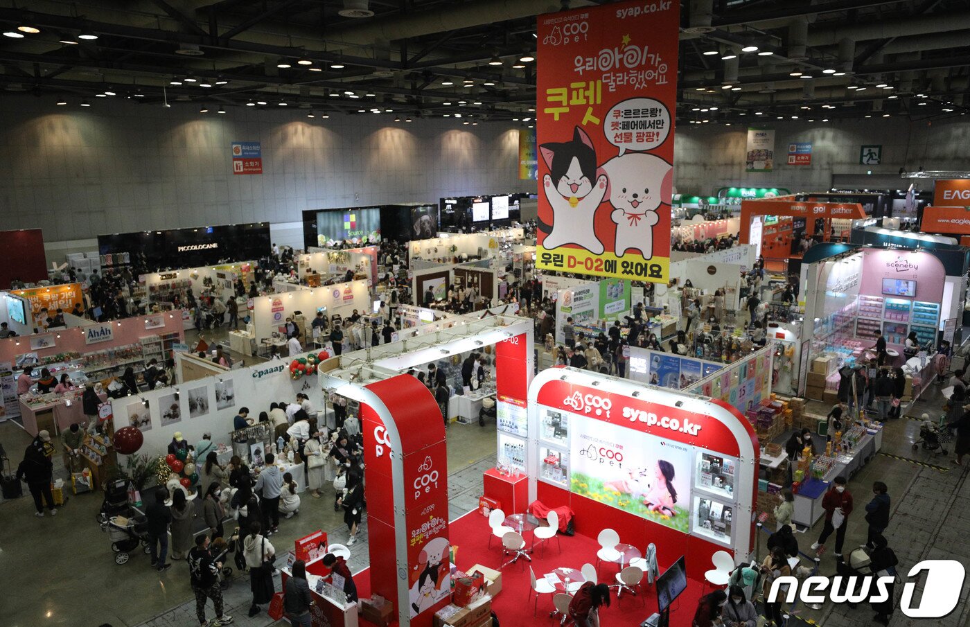 본문 이미지 - 19일 경기도 일산 킨텍스 제2전시장에서 열린 2021 케이펫페어에서 관람객들이 물품들을 살펴보고 있다. 2021.11.19/뉴스1 ⓒ News1 성동훈 기자