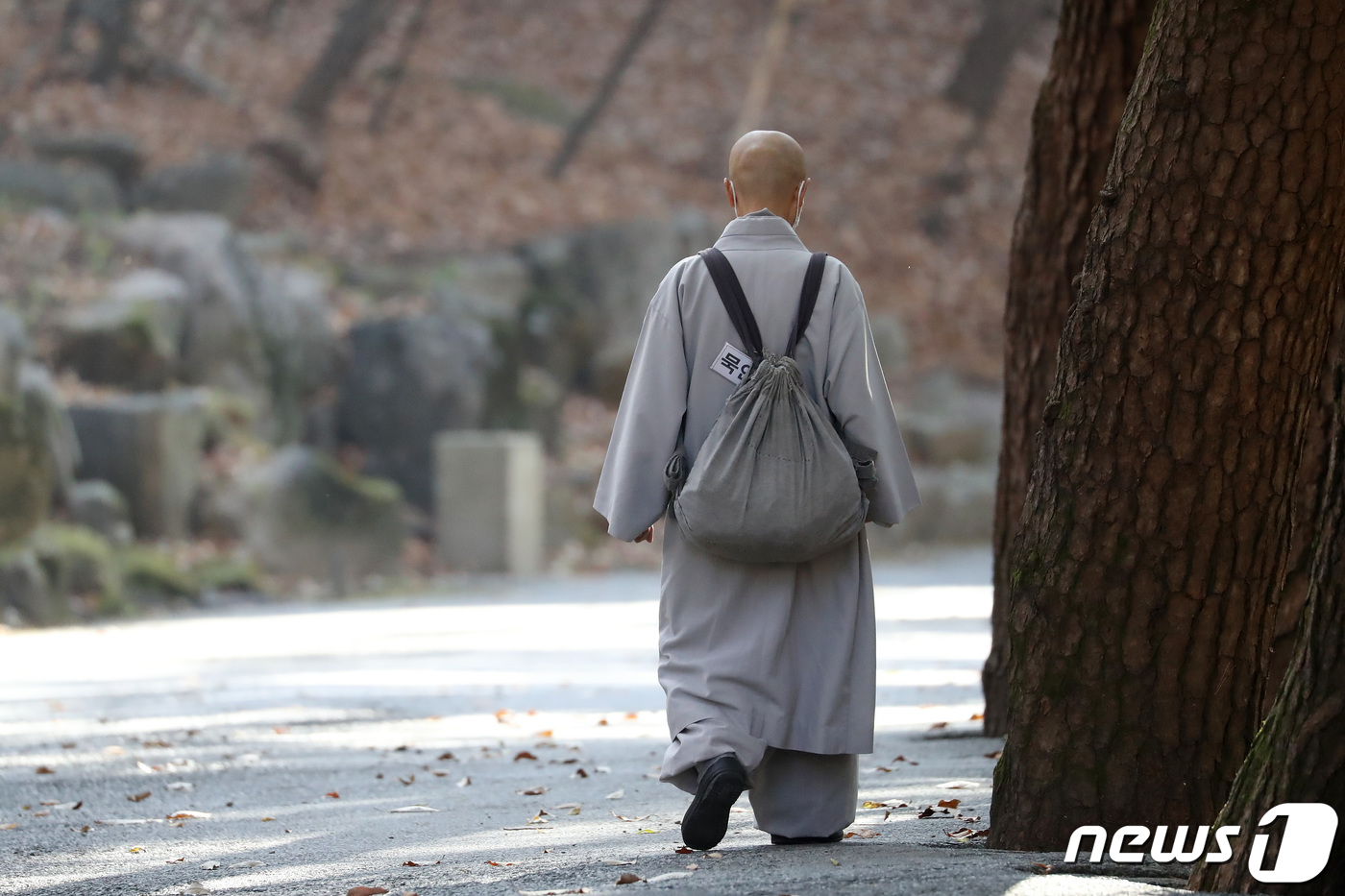 (대구=뉴스1) 공정식 기자 = 19일 오전 대구 팔공총림 동화사에서 한 스님이 불기 2565년 동안거(冬安居) 결제 법회에 참석하기 위해 부지런히 발걸음을 옮기고 있다.동안거(冬 …