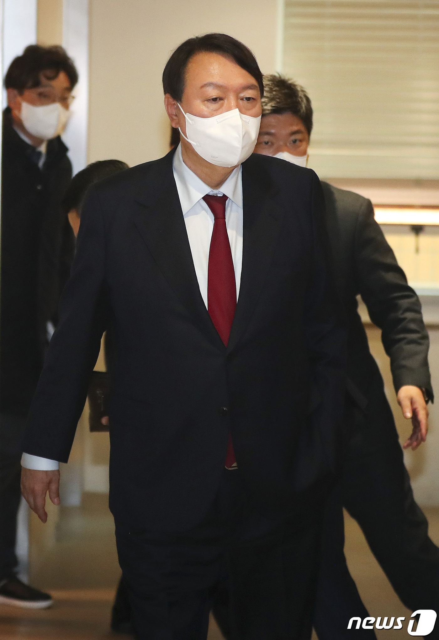 (서울=뉴스1) 이동해 기자 = 윤석열 국민의힘 대선 후보가 19일 오후 서울 여의도 당사 후보실로 싱하이밍 주한 중국대사와 면담을 위해 들어가고 있다. 2021.11.19/뉴스1 …