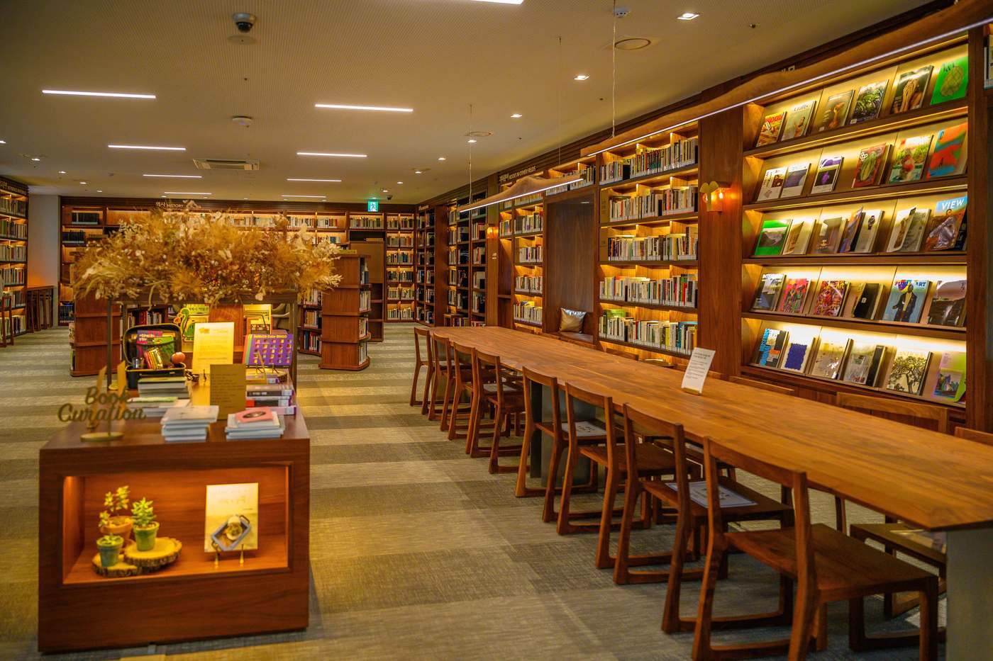 본문 이미지 - 서울공예박물관 1층에-있는 도서실은 누구나 이용할 수 있다.