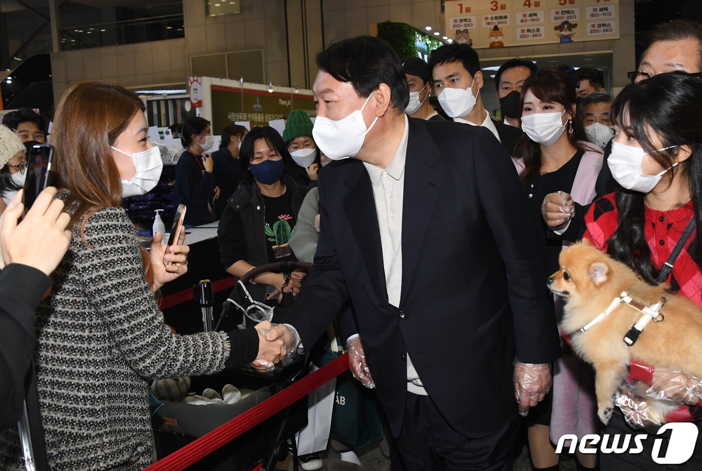본문 이미지 - 윤석열 국민의힘 대선후보가 19일 경기 고양시 일산 킨텍스에서 열린 '2021 케이-펫페어(K-PET FAIR)일산' 행사에 참석해 시민과 인사하고 있다. 2021.11.19/뉴스1 ⓒ News1 국회사진취재단