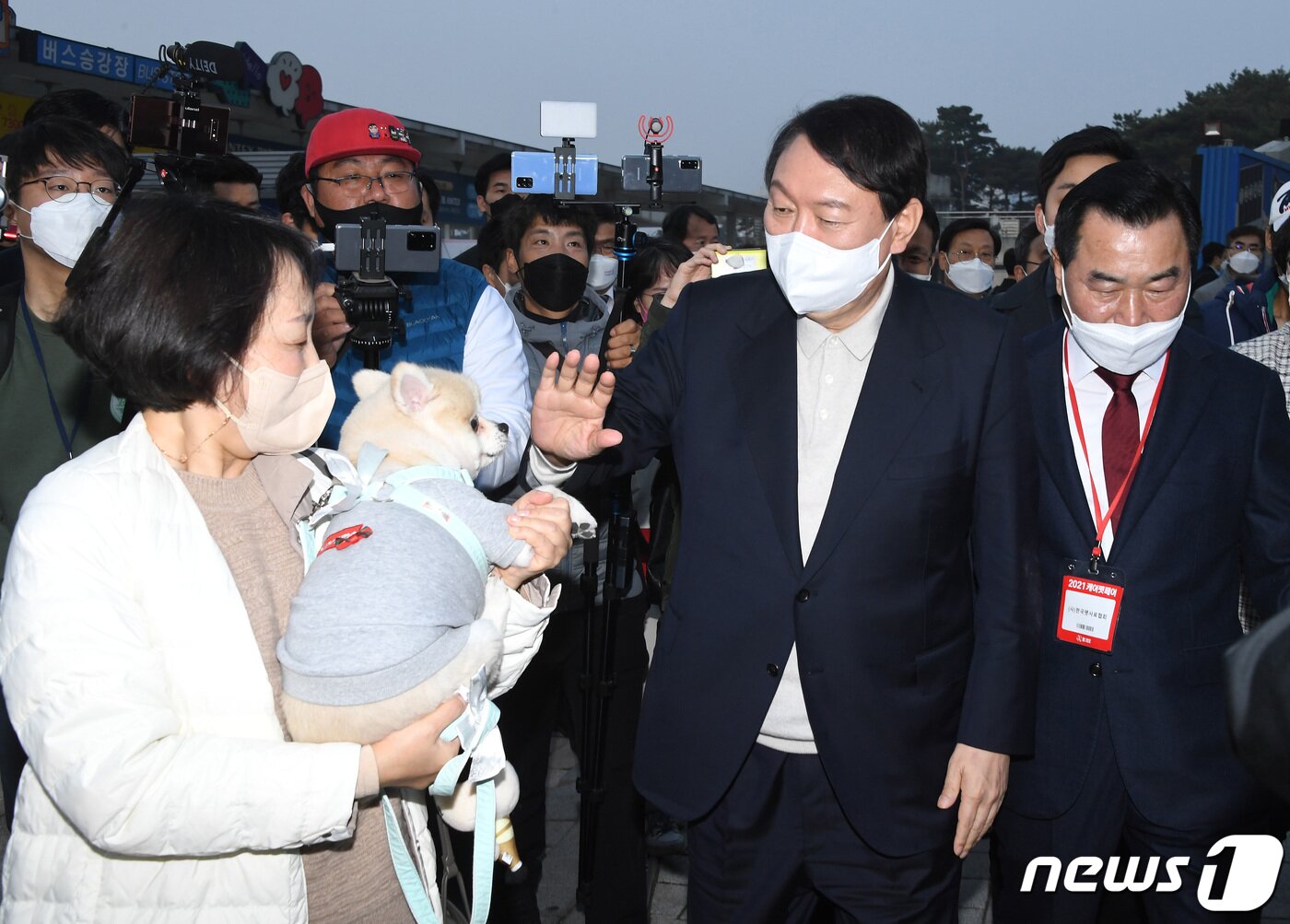 본문 이미지 - 윤석열 국민의힘 대선후보가 19일 경기 고양시 일산 킨텍스에서 열린 '2021 케이-펫페어(K-PET FAIR)일산' 행사에 참석해 강아지와 인사를 나누고 있다. 2021.11.19/뉴스1 ⓒ News1 국회사진취재단