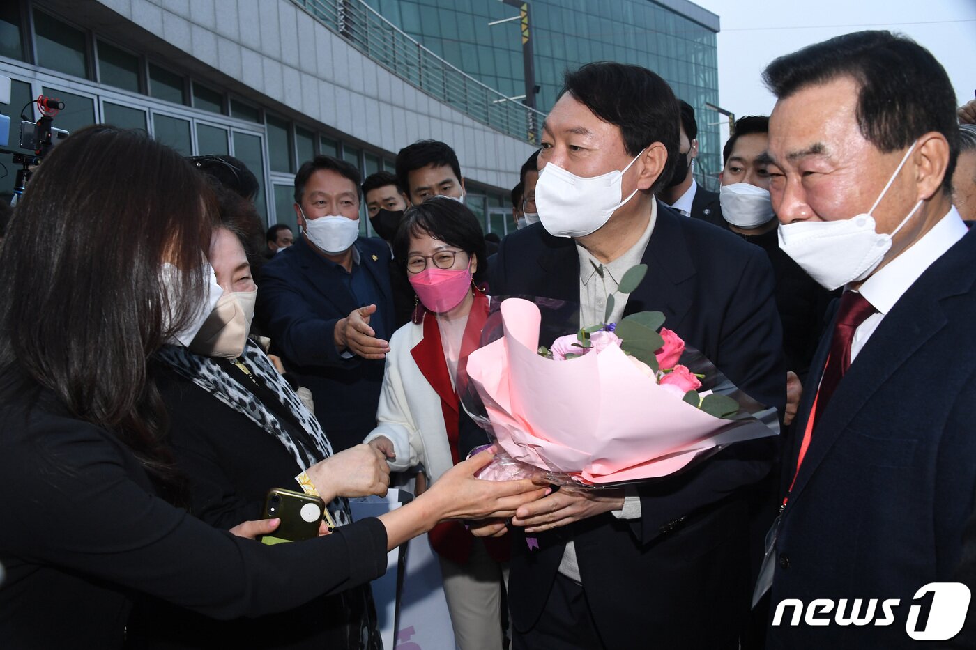 본문 이미지 - 윤석열 국민의힘 대선후보가 19일 경기 고양시 일산 킨텍스에서 열린 '2021 케이-펫페어(K-PET FAIR)일산' 행사에 참석해 지지자로부터 꽃다발을 받고 있다. 2021.11.19/뉴스1 ⓒ News1 국회사진취재단
