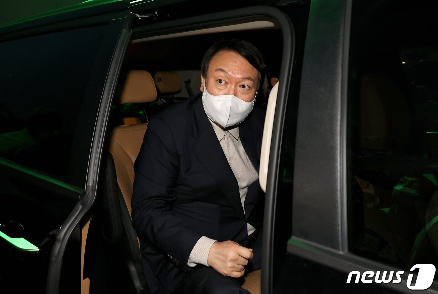 본문 이미지 - 윤석열 국민의힘 대선 후보가 19일 오후 경기도 일산 서구 킨텍스 제2전시장에서 열린 '2021 케이-펫페어(K-PET FAIR)일산' 행사장을 둘러본 뒤 차량에 올라타고 있다. 2021.11.19/뉴스1 ⓒ News1 국회사진취재단