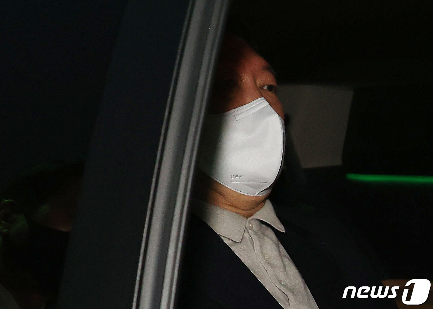 본문 이미지 - 윤석열 국민의힘 대선 후보가 19일 오후 경기도 일산 서구 킨텍스 제2전시장에서 열린 '2021 케이-펫페어(K-PET FAIR)일산' 행사장을 둘러본 뒤 차량에 올라타고 있다. 2021.11.19/뉴스1 ⓒ News1 국회사진취재단