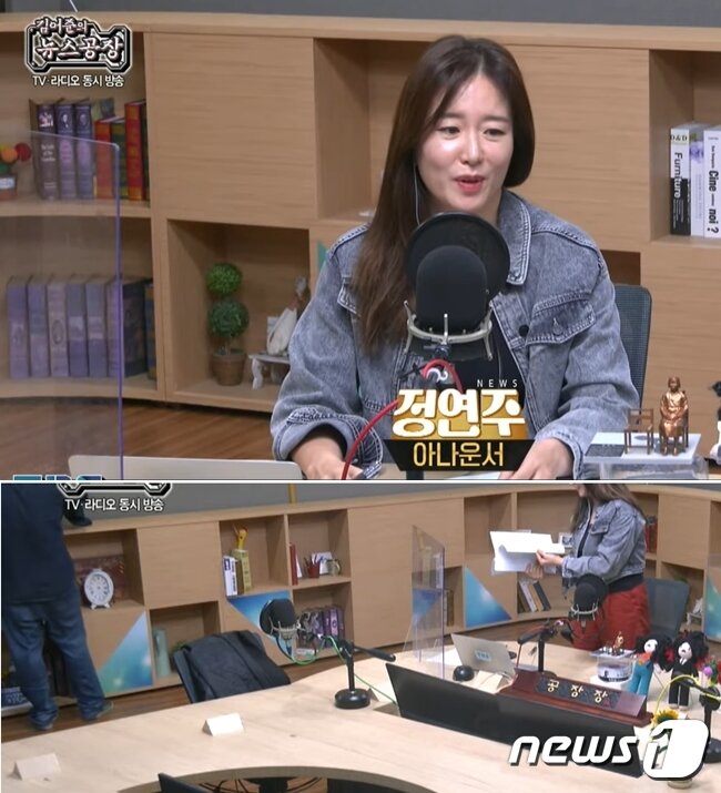 본문 이미지 - 2일 TBS교통방송 간판프로그램인 '김어준의 뉴스공장' 진행자 김어준씨가 지각, '하차한 것 아닌가'라는 문의가 쏟아졌다. 김어준씨를 대신해 정연주 아나운서가 1부 진행을 맡아봤으며 김어준씨는 방송시작 13분 뒤인 7시 19분쯤 스튜디오에 모습(아래사진 왼쪽)을 나타냈다. (유튜브 갈무리) ⓒ 뉴스1