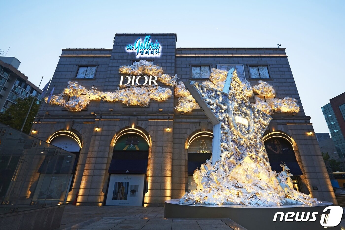 본문 이미지 - 갤러리아백화점이 명품관에 크리스마스 트리와 외관 장식을 꾸며 놓은 모습. (갤러리아백화점 제공) 2021.11.2 ⓒ 뉴스1